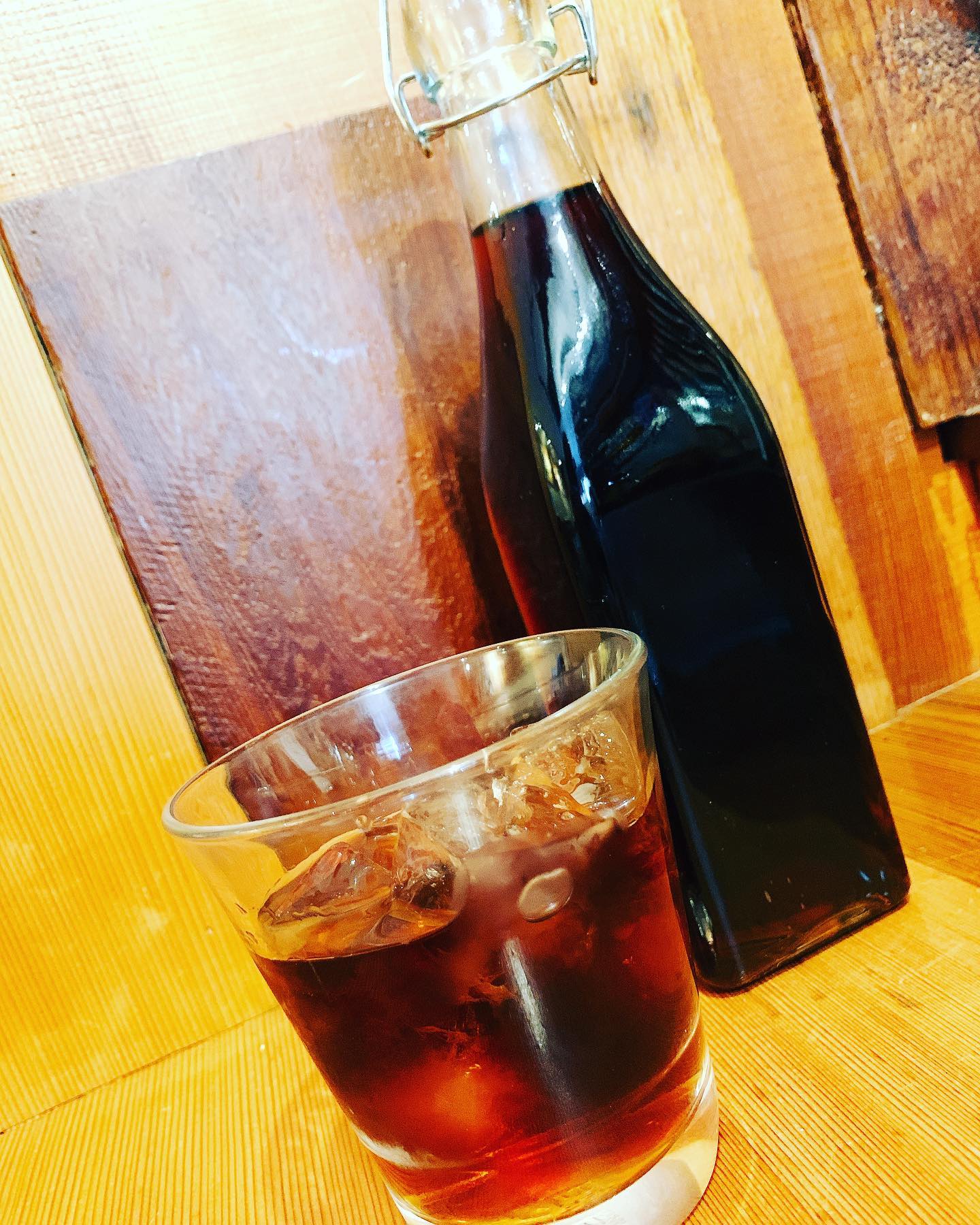 TSUMIKIの自家製コーヒー焼酎

焼酎にコーヒーの豆を漬け込んだので、豆本来の風味と甘味が広がります。

ロックで飲むのがオススメです️
約500mlで1880円

その他に、自家製サングリアもお持ち帰りいただけます！
こちらは約500mlで1350円
リンゴやオレンジがたっぷり入った、フルーティな赤のサングリアです。
そのままでも美味しいですが、ロックで飲むのがこの時期にぴったり

ぜひおうちでお楽しみください！

テイクアウトメニューの時間について
受け渡し時間
11時30分〜14時　　17時30分〜20時

当日のテイクアウトは
19時　ラストオーダー
とさせていただきます。

テイクアウトのご予約受付は随時承っております。080 9820 7019 （テイクアウト専用）までお電話ください。
当日の10時までにご予約いただければ、消費税サービスいたします🤗（テイクアウトのみ）

お時間によっては、受け渡し時に多少お時間をいただく場合もございますので、予めご了承くださいm(_ _)m