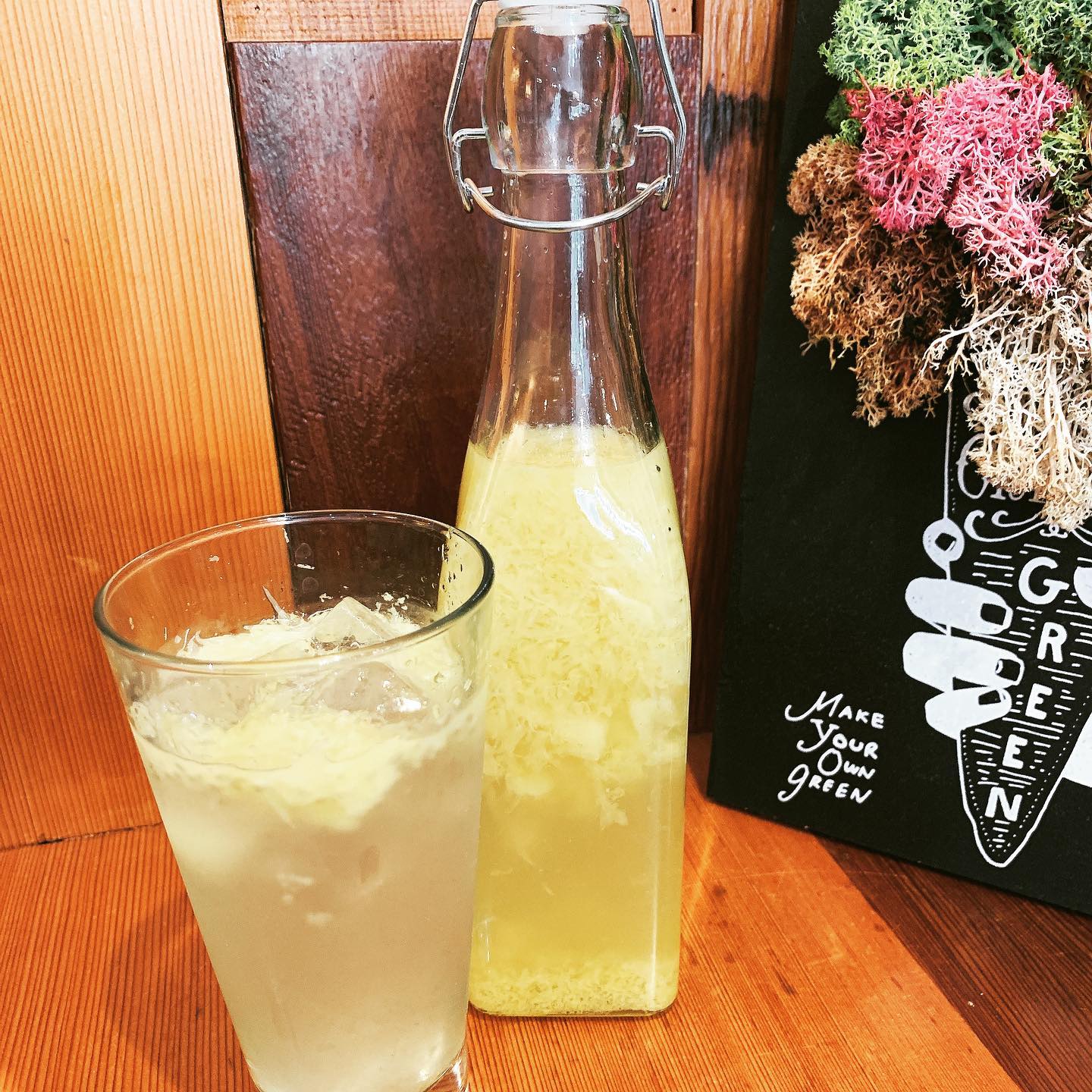 TSUMIKIの自家製リモンチェッロ

レモンを漬け込んだ、自家製のリキュールです🍋
このところ暑い日が続きましたが、そんな日にぴったりの、すっきりさっぱりしたリキュールです。

炭酸水で割って《リモンハイボール》で飲むのがオススメ！ 
おうちでも TSUMIKIの味を楽しんでいただきたくて、約500mlで1880円でご用意いたします！

約20日間漬け込むので、数量限定とさせていただき、無くなってしまったら、次回分が出来上がるまでしばしお待ちください
お早めのご連絡お待ちしております。

テイクアウトメニューの時間について
受け渡し時間
11時30分〜14時　　17時30分〜20時

当日のテイクアウトは
19時　ラストオーダー
とさせていただきます。

テイクアウトのご予約受付は随時承っております。080 9820 7019 （テイクアウト専用）までお電話ください。
当日の10時までにご予約いただければ、消費税サービスいたします🤗（テイクアウトのみ）

お時間によっては、受け渡し時に多少お時間をいただく場合もございますので、予めご了承くださいm(_ _)m