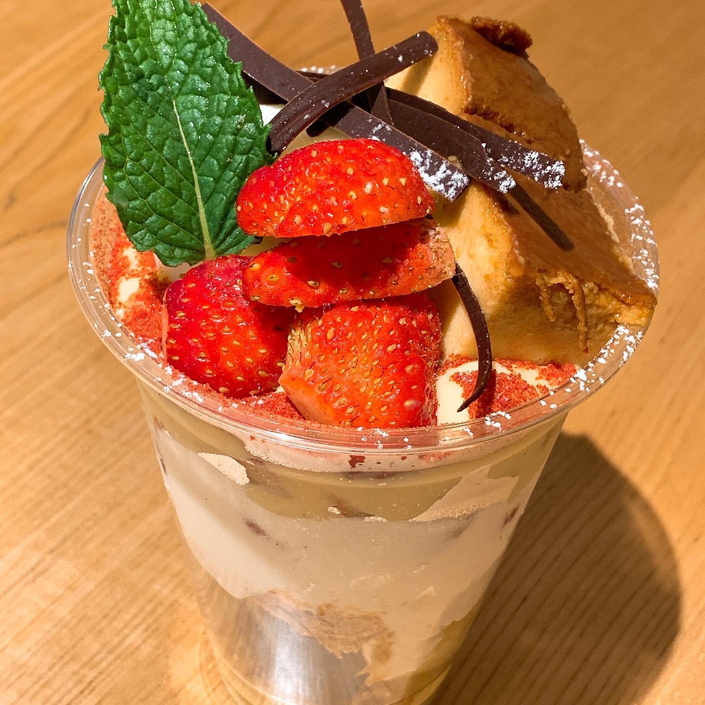 テイクアウト限定《プリンアラモードパフェ》
イタリアンプリンといちご、中にはサクサクパイまで入ってます

数量限定となっております。
お早めにどうぞ