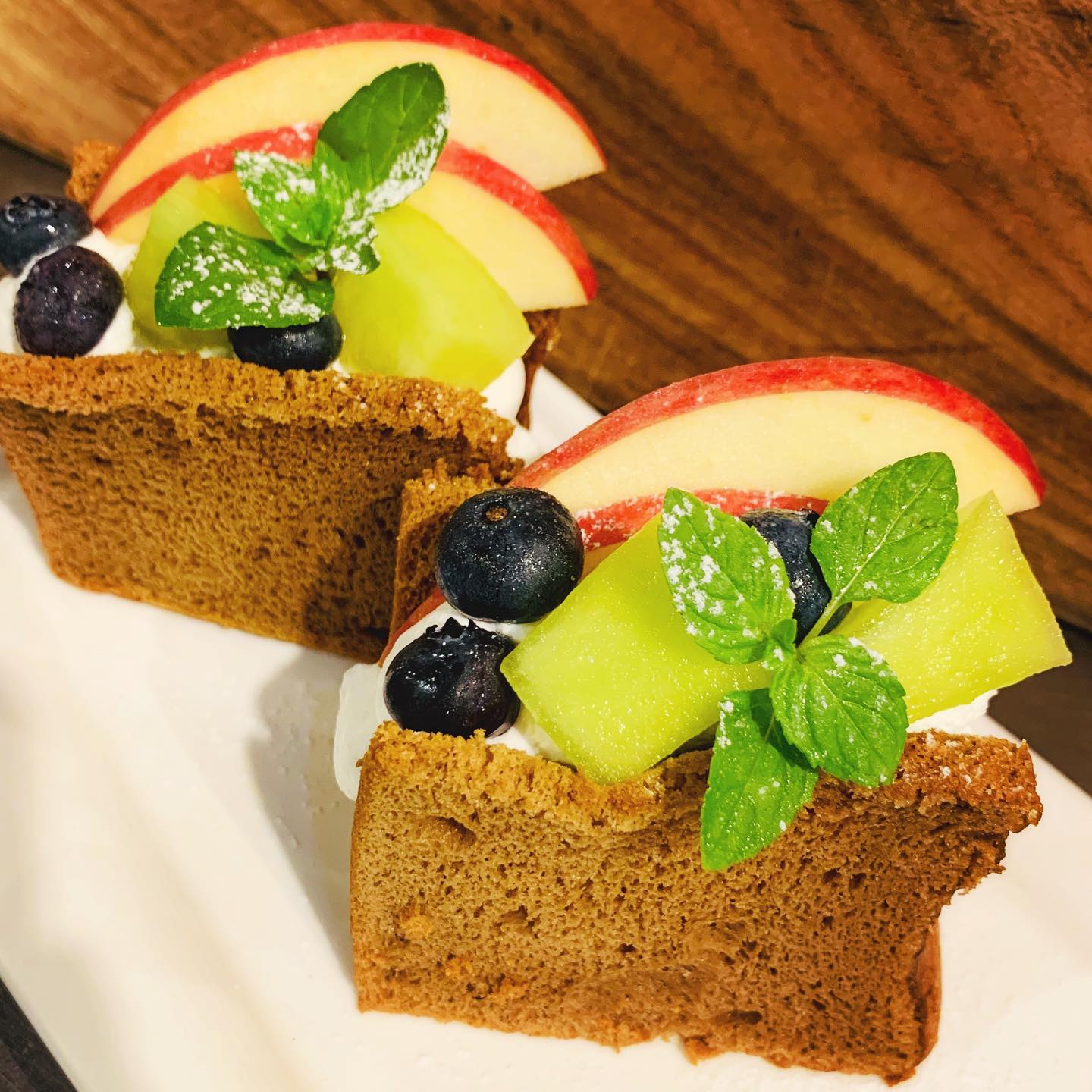 大豆クリームのシフォンサンド

大豆からできたホイップクリームで、カロリーも油脂分も罪悪感も控えめなクリームを使用しています。

シフォンケーキのお味は、仕込みの状況によって変わります。写真の時は、コーヒー風味のシフォンでした

ランチメニューのセットデザートでもご用意しております。ぜひお試しください
 
 ★お知らせ★
7月28日29日30日は、ディナータイム休業とさせていただきます。
ご迷惑をおかけいたしますが、よろしくお願いします。