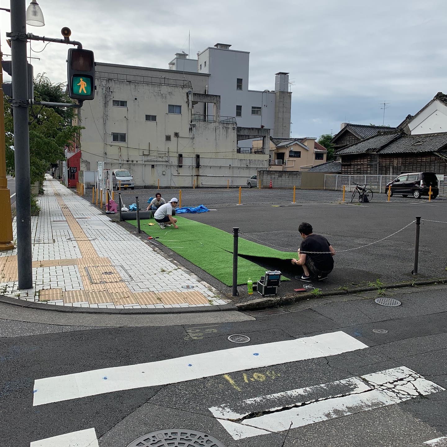 あはようござます。
町に緑を敷きましょう！
キッチーカー再開に向けて少し愉快な仲間達に手伝いてもらい準備中ですもう少しお待ち下さい^_^