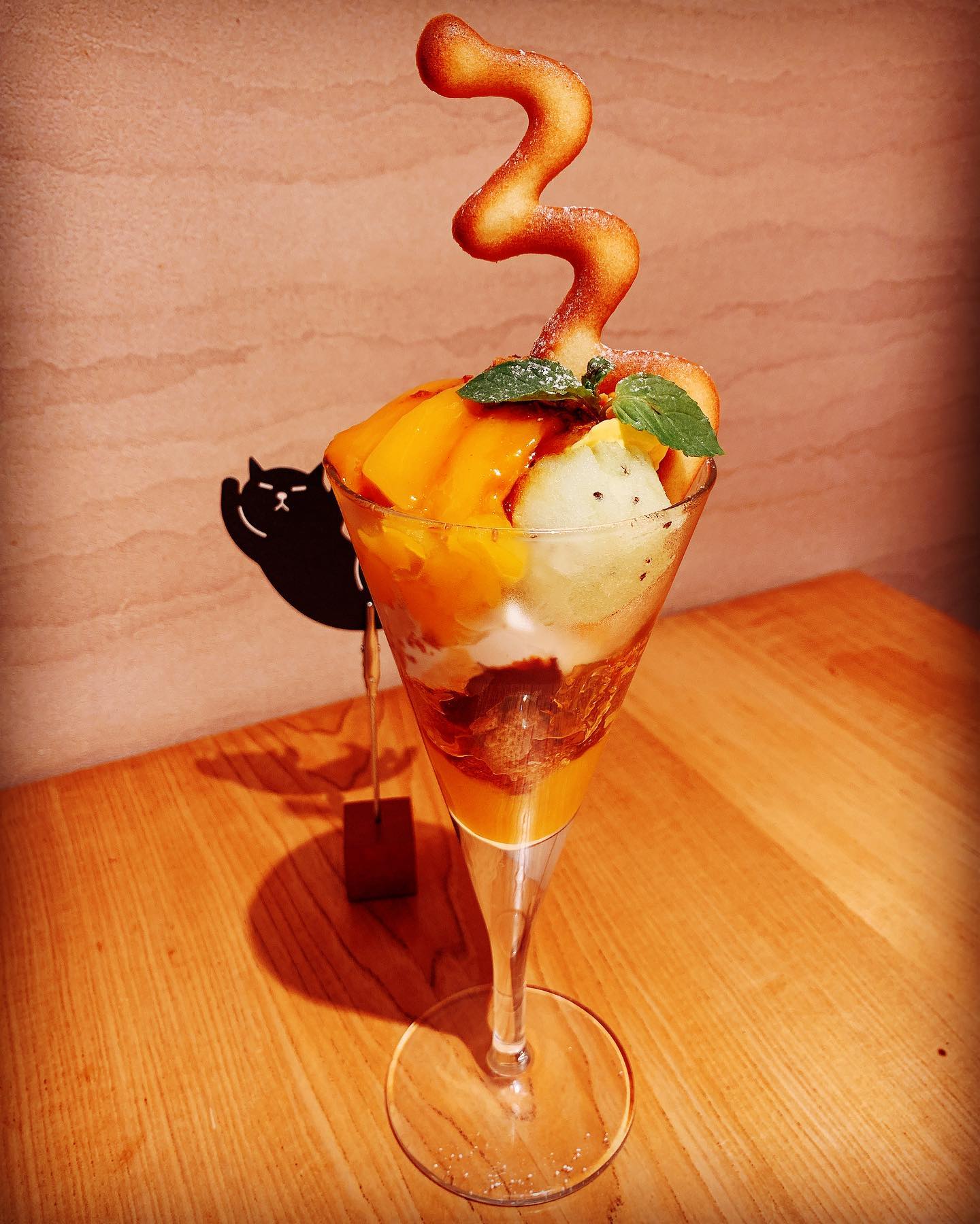 季節のパフェが新しくなりました！
《マンゴーとキャラメルのパフェ》です。
 
 
夏らしく、甘くてジューシーなマンゴーを使い、ほろ苦キャラメルと合わせる事で、甘すぎないパフェになってます

ランチ・ディナー共にご用意しております(*⁰▿⁰*)ぜひ一度ご賞味ください

6月27日木曜日
今日のディナータイムは、グラススパークリングワイン🥂とハイボール各種が半額です！
木曜日は、お得に暑さを乗り切りましょう！