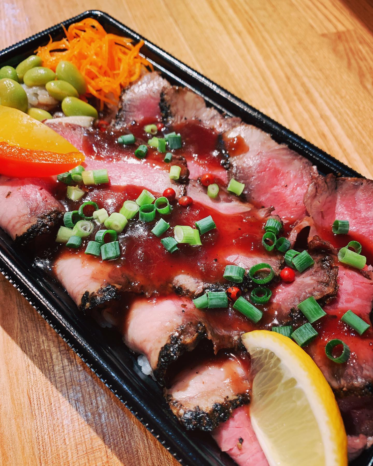 本日もたくさんのテイクアウトのご予約ありがとうございます
写真のものは、ローストビーフ丼です。
柔らかお肉と赤ワインベースのソースでご飯が進みます
もちろん、店頭でのお渡しも出来ますが、デリバリーも承っております!
お届け時間は平日の11時〜12時の便のみとなります。
また、前日までのご予約制となっておりますので、予めご了承ください。
お昼休憩で時間に限りがある方、職場の仲間とテイクアウトをするけど、たくさんあって大変って方はぜひ、TSUMIKIのデリバリーをご利用ください🤗