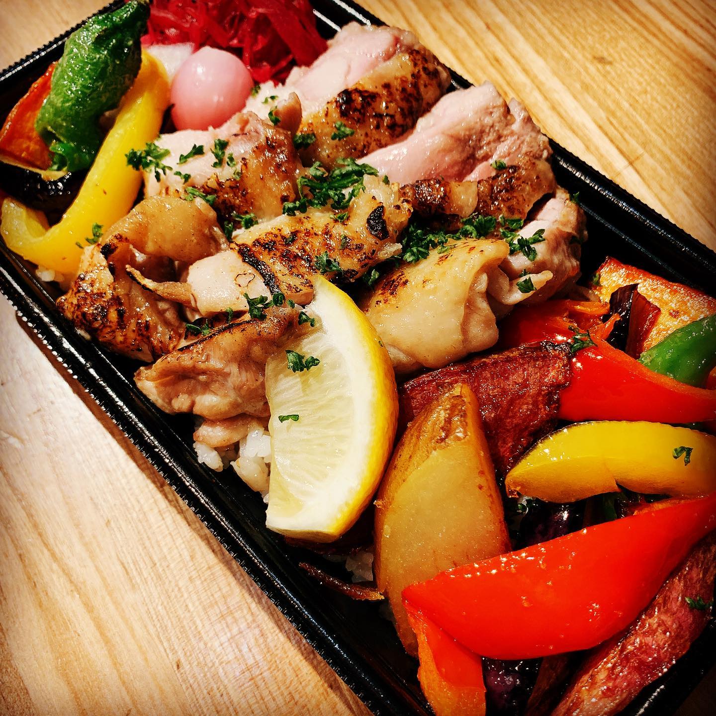 テイクアウト&デリバリーで大人気の
チキンと野菜のグリル弁当　680円
お肉も野菜もボリューム満点！

テイクアウトやデリバリーで、ついついお野菜が不足がちになってしまいますが、このお弁当なら心配なし！

☆テイクアウト☆
前日までのご予約で、お弁当を5個以上ご注文いただくと消費税サービスいたします。

☆デリバリー☆
前日までのご予約制です。
配達時間は 11時〜12時の便 となっております。配達エリアによって、配達料がかかる場合があります。ご了承ください。
会社等の貴重なお昼休みにぜひご利用ください。