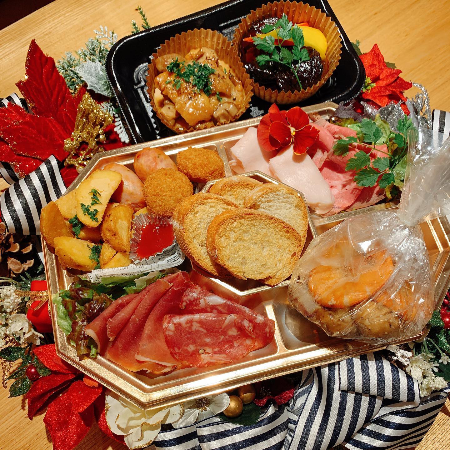 クリスマスオードブルの写真🤳第二弾

・生ハム&ミラノサラミ
・魚介のカルトッチョ
・ポテトフライ
・ソーセージ
・トリュフのクロケット
・ローストビーフ
・牛肉の赤ワイン煮込み
・鶏のフリカッセ
・バケット

前回アップした、冷菜、サラダ&バーニャカウダと、ピザがセットになります
 
 
2人前で¥5000
お渡しは
24日  25日  26日のいずれも15時〜19時
最終受付は22日の22時までです。

数量限定のため、ご予約はお早めにどうぞ！