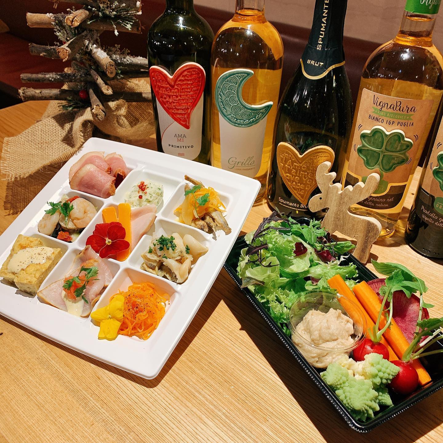 たくさんのお問い合わせをいただいている、TSUMIKIのクリスマスオードブル
今日ご紹介するのは、まずは冷菜!
9種の前菜と、サラダ&バーニャカウダです!
・カモのスモーク
・ハーブポテトサラダ
・ワカサギのエスカベッシュ
・オリーブとセロリの魚介マリネ
・自家製鶏ムネ肉のハム
・つぶ貝のコンフィ
・トルティージャ
・カジキのスモーク
・キャロットラペ
・契約農家のグリーンサラダ
・TSUMIKI特製バーニャカウダ
の盛り合わせです♪
今年は、写真の冷菜とサラダ&バーニャカウダのセットのみでの販売もいたします。
2人前で¥1800
クリスマスにお酒を飲みながら、つまんでもらえたら嬉しいです
今年は24日25日26日の販売となっております。ぜひご利用ください(*^▽^*)
また、クリスマスオードブルをご注文のお客様に限り、TSUMIKIオススメワインを1本¥2200で販売いたします!
写真だとちょっと見切れてるかな
ラベルがかわいいだけじゃない!味もイチオシのイタリアワインです。こちらもぜひご一緒にどうぞ
#スパニッシュ
#バル
#バーニャカウダ
#おうちごはん
#クリスマスオードブル
#ディナー