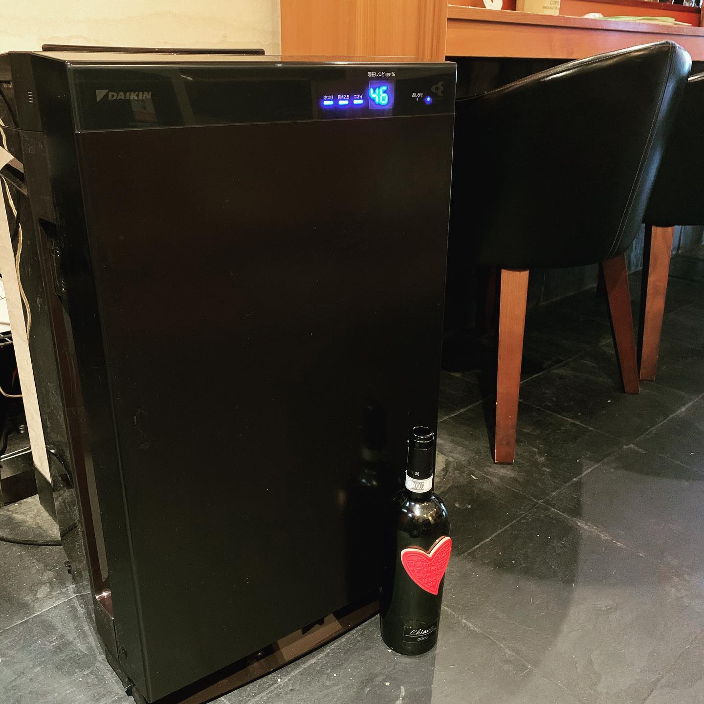 店内に設置した、スゴイ空気清浄機！
手前に置いてあるワインボトルは、ミニチュアでもハーフボトルでもなく、750mlのフルボトル
なんだか小さく見えますよね
 
 
購入後、段ボールを開けてびっくり！
小型のワインセラーか、アンプが届いたのかと…

1階の客席に1台、2階の客席に1台、それぞれ稼働中です！
見えない敵と戦い続けるのは大変ですが、出来る事から対策して、少しでも早い収束を願います。

☆1月の休業日のお知らせ☆
18日　月曜日
24日　日曜日
25日　月曜日　　です。
よろしくお願いします。