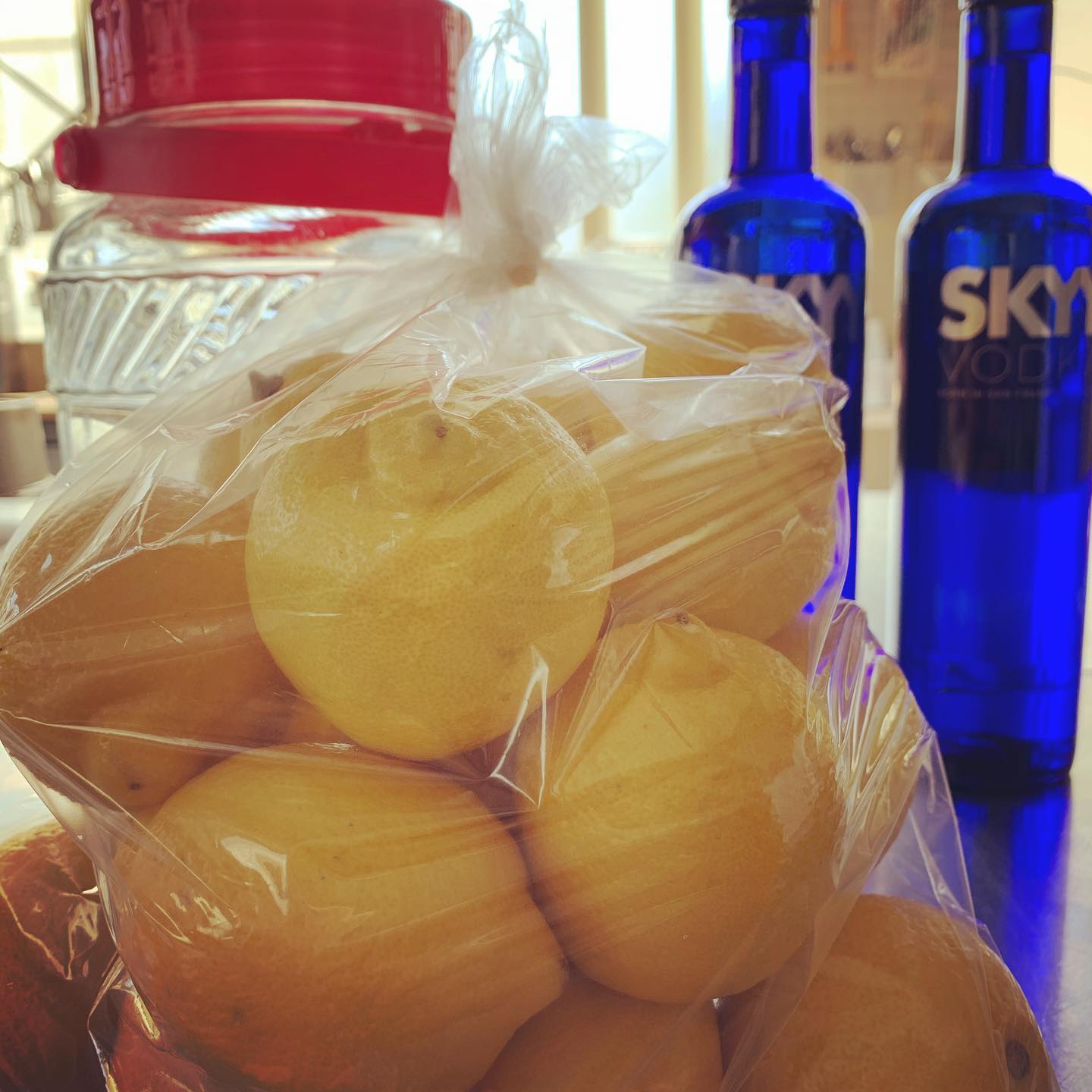 今日はこれから、大人気の
自家製リモンチェッロ🍋
を仕込みます(^^)

炭酸で割れば、イタリアのレモンサワーになります。
大量のレモンをウォッカなどで漬け込む事約3週間
爽やかなレモンの風味と、スッキリとした甘味、フレッシュな香りが大人気の秘密です

TSUMIKIでは、曜日別にお得なメニューもあります。
実は、自家製酒がお得に飲める日もあるので要チェックです！！

リモンチェッロ🍋大ファンのT様、今日もたくさん仕込んでおきますので、ご来店お待ちしてますねー♪