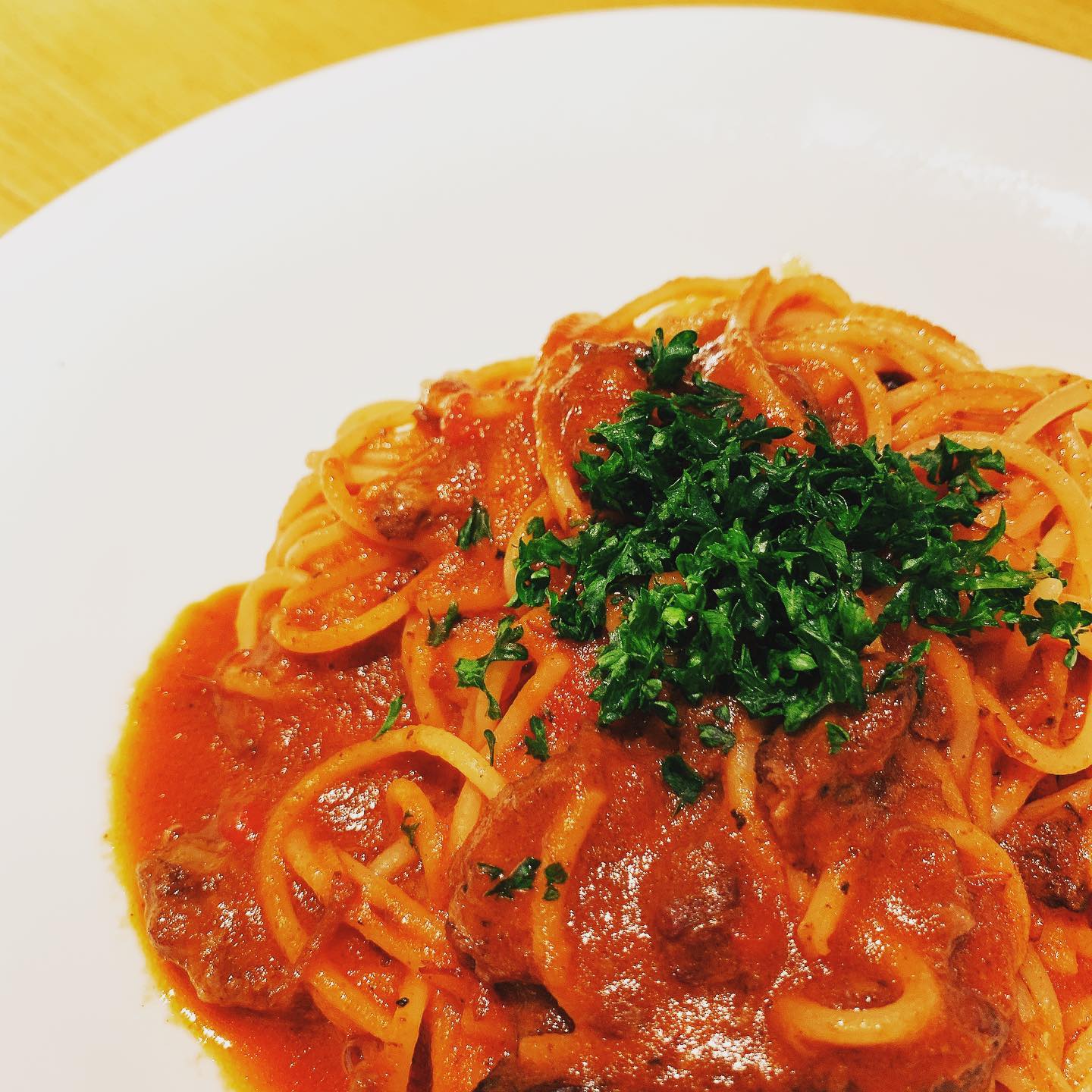 今日もたくさんのお客様がランチにご来店くださいました

その中でも1番人気だったのが、
『牛すじとモッツァレラのビーツアラビアータ』

牛すじのコクと、とろーりモッツァレラチーズが、たまらなく美味しい1品です。
本来アラビアータはトマトソースの辛いパスタですが、モッツァレラチーズのおかげて、辛いだけでなくまろやかなお味になってます
ぜひ一度お試しください♪

☆お知らせ☆
本日３月１日のディナータイムは、誠に勝手ながら臨時休業とさせていただきます。
ご迷惑をおかけしますが、よろしくお願いします。