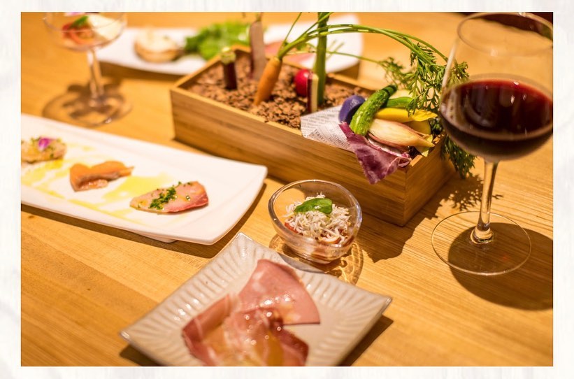 コロナ禍でも安心の宴会メニューをご用意いたしました！
2〜6名様のご予約限定
¥5,000税込　飲み放題付き　個人盛りの宴会メニューです🥳
（写真はイメージです。）

・前菜
・バーニャカウダー
・ローストビーフ
・カルパッチョ
・サラダ
・野菜のカルボナーラ
・パスタ
・肉料理
・デザート

と、メニューの中身も充実しております！

前日までのご予約制となっております。
ぜひお電話ください。