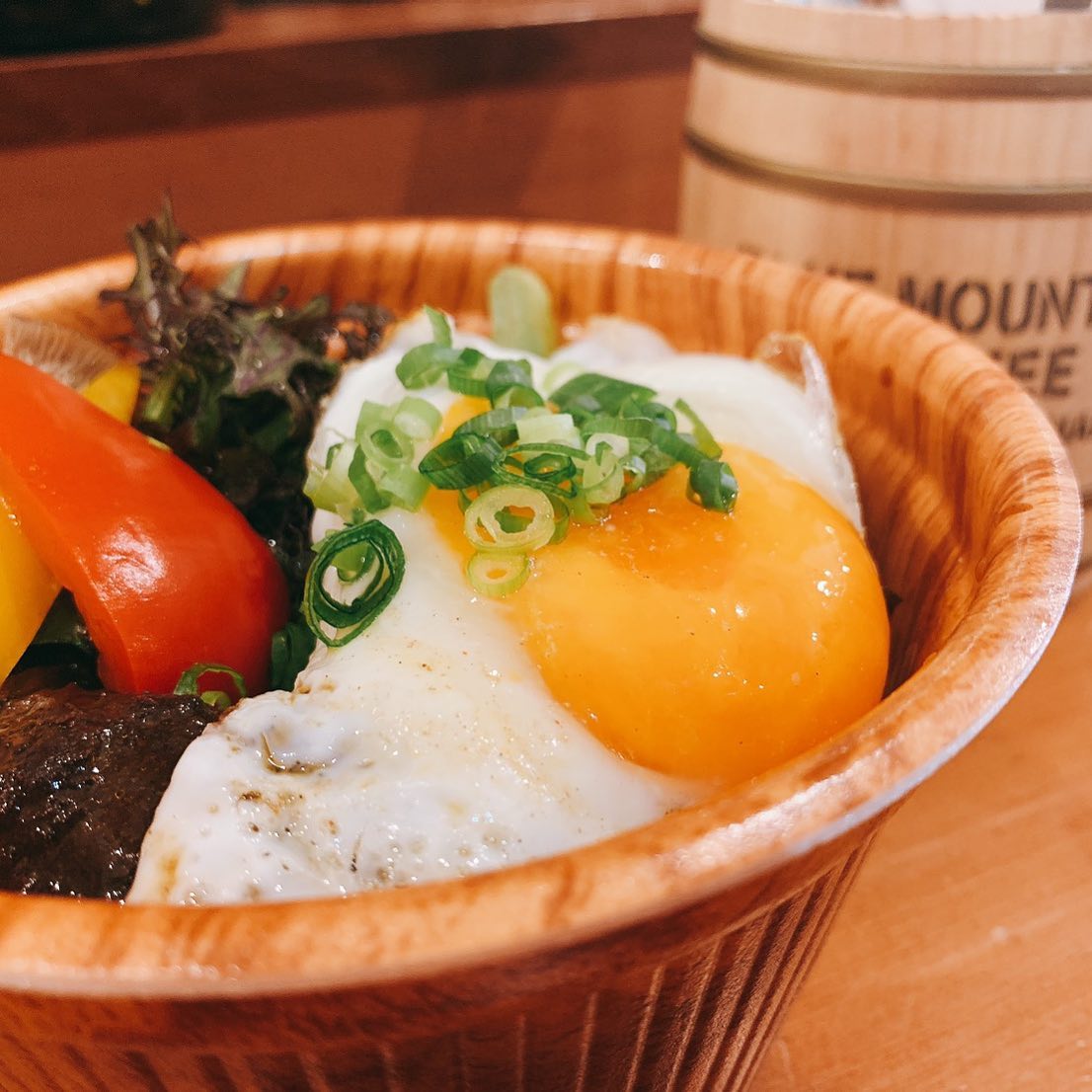 ありがたいことに大好評TSUMIKIテイクアウト『数量限定』お肉がなくなり次第終了のメニューが出来ましたのでご報告です!
《TSUMIKI風ロコモコ》
本来ハンバーグのところがTSUMIKIは何時間も赤ワインで煮込んだ肉の塊のロコモコにしてみました!
お値段
税込980円
お手頃な価格になっていますので早い者勝ちなくなる前に皆様ぜひよろしくお願いします!!!