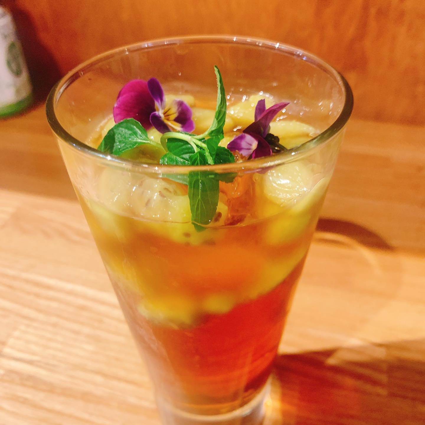 近頃暖かい日が続き、TSUMIKI農園で育てている『エディブルフラワー』も満開です。

エディブルフラワーとは、食用のお花です。

ドリンクやデザートに乗せるだけで、華やかに可愛くなります🤗

ちなみにランチタイムでは、ランチのセットにプラス80円で
『本日の果肉ドリンク』
が頼めちゃいます

その日によって、レモネードベースだったり、アイスティーベースだったり…果肉やお花が乗って、プチ贅沢なドリンクです。
今日は何のドリンクなのか、スタッフにご確認ください♪