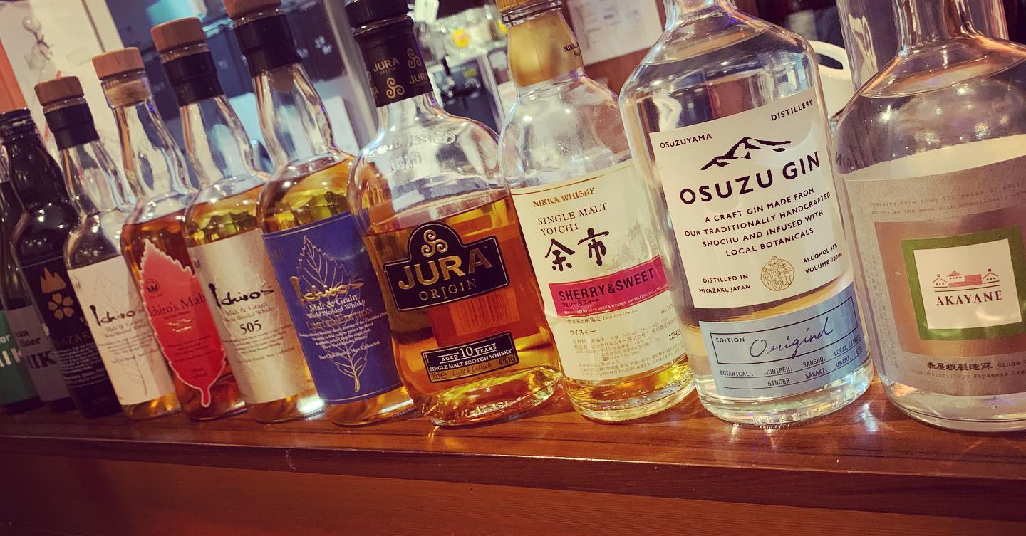 TSUMIKIのカウンターには、メニューに載っていないお酒もたくさんあります。

たとえば、福島県の笹の川酒造さんの山桜
昨日アップしたイチローズモルトの原酒を一時的に保存して、守ってくれていた…と有名になった酒蔵のウイスキー🥃マイルドで口当たりが良い一品です。

その他にも鹿児島県の佐多宗二商店さんの　AKAYANE
山椒の香りの芋焼酎です。ストレートやロック、ソーダやジンジャーエールで割っても美味しいです。

有名どころのニッカウヰスキーの余市や、ビーフィーターのストロベリー味のピンクジンなどなど…

メニューに載ってない、隠されたお宝が多々あります
ご興味のある方は、ぜひスタッフへお声がけください♪