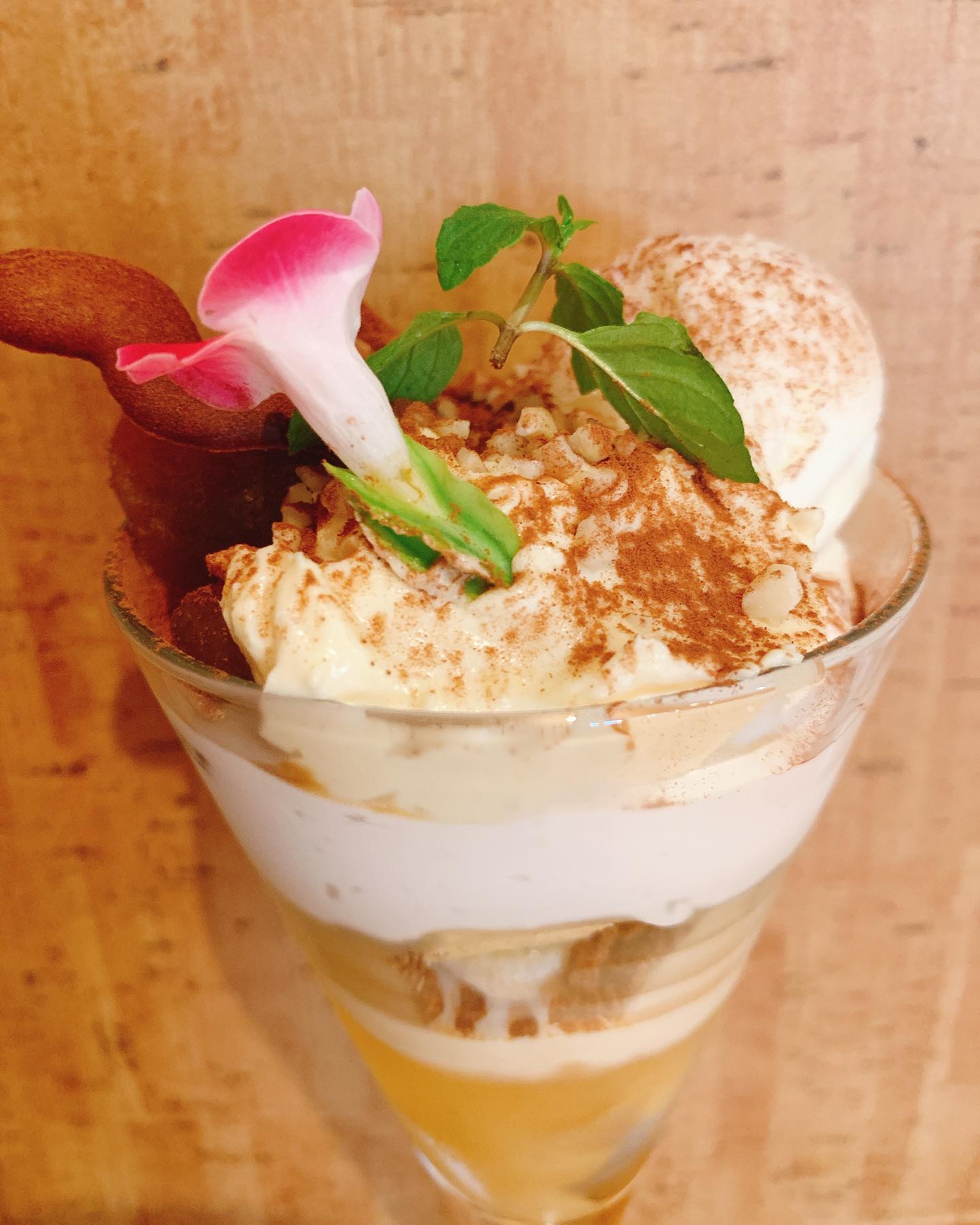 明日から本日のパフェ新しくなり
りんごさつまいものパフェです。
りんごの酸味とさつまいものコクが後を引くパフェになってます。
１０月１日から緊急事態事態も明けるので、
約2ヶ月振りにディーナータイム営業が出来ることになりましたそれに従いディナーメニューが新しくリニューアルします
お待ちしてます( ›◡ु‹ )