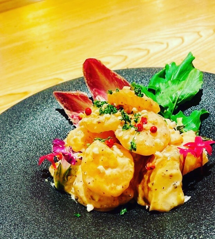 今週からディナーのおすすめメニューが追加しました。 （もう今週半ばですが(^_^;)） ︎エビのトリュフマヨです(๑>◡<๑) 今月も残りわずかとなりました！ 自家製珈琲焼酎 自家製リモンハイボール72円もご用意してお待ちしております(๑˃̵ᴗ˂̵)