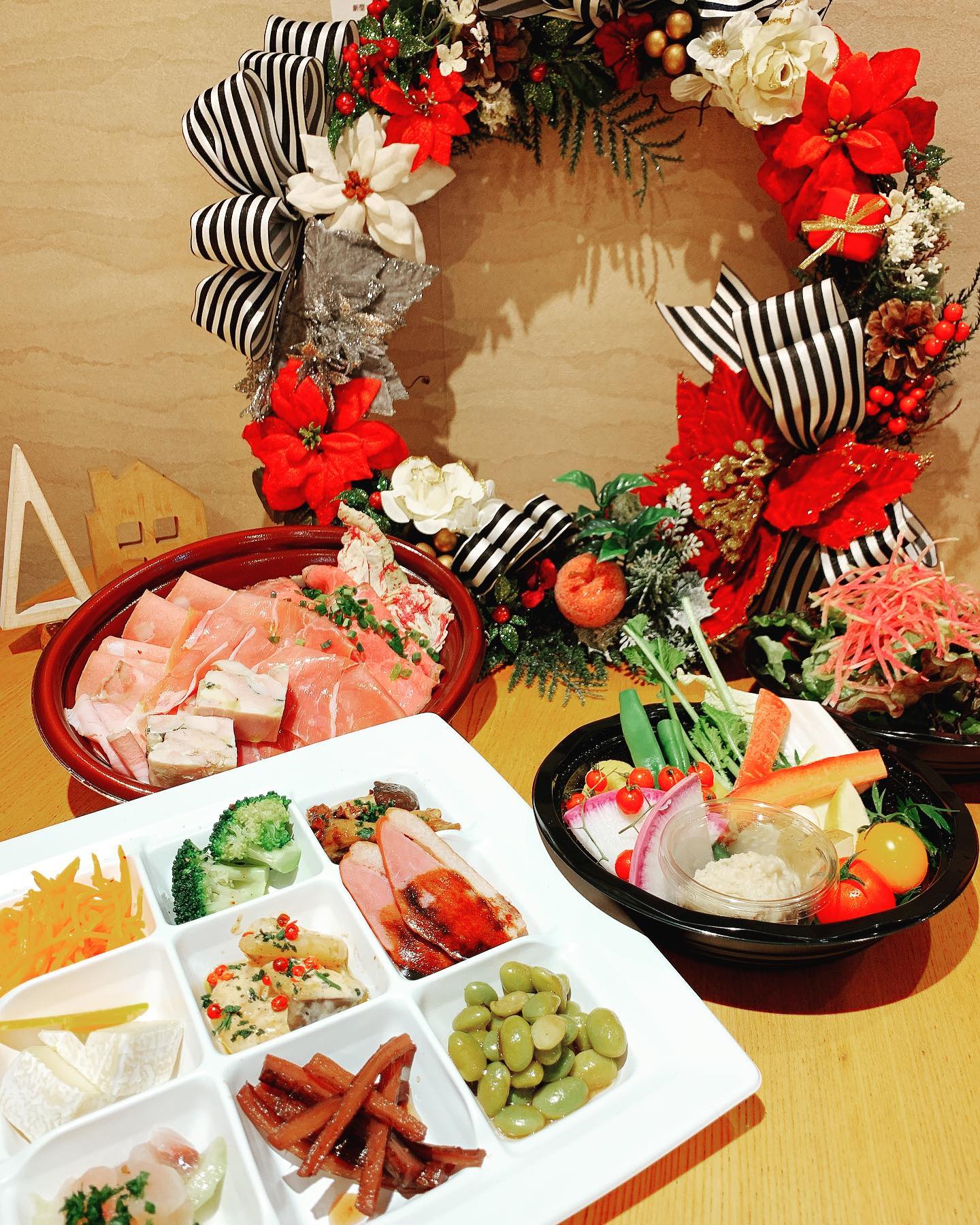 お待たせいたしました!
今年もやります!
クリスマスオードブル
冷菜のみ¥3000
契約農家さんのグリーンサラダをはじめ、大人気のバーニャカウダーや、生ハムや数種類のタパスなど、全17種の盛り合わせです。
冷菜&温菜のセット¥6000
上記の冷菜オードブルに、ポテトやブイヤベース、鶏肉のコンフィ、ミニキッシュなど、13種の盛り合わせがつきます
2人前1セットのご用意になります。
受け渡し期間は
12月23日、24日、25日のいずれも17時〜20時となっております。
完全ご予約制です。
ご予約受付期間は、今このインスタを見た瞬間から12月20日までとなってます
数に限りがございます。
3日間で合計50セットのみのご用意となっております
ご予約が上限数に達した場合、20日より前に受付終了となりますので、お早めにご連絡ください♂️