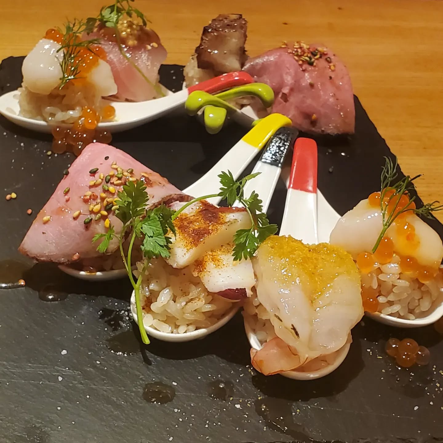 こんばんは！！
本日から営業再開しております
ランチはたくさんのお客様にご来店頂き、嬉しい限りです
ありがとうございます！！

ディナーも元気に営業致します
18時～まもなくオープンです！！！

お酒も飲めますよ️
せんべろもスタートします

新メニュー️🦐
バル寿司はいかがですか？
食べてよしっ！
撮ってよしっ！
美味いし、映えるし、おすすめです

ワンスプーン165円
盛り合わせ(8スプーン)1078円