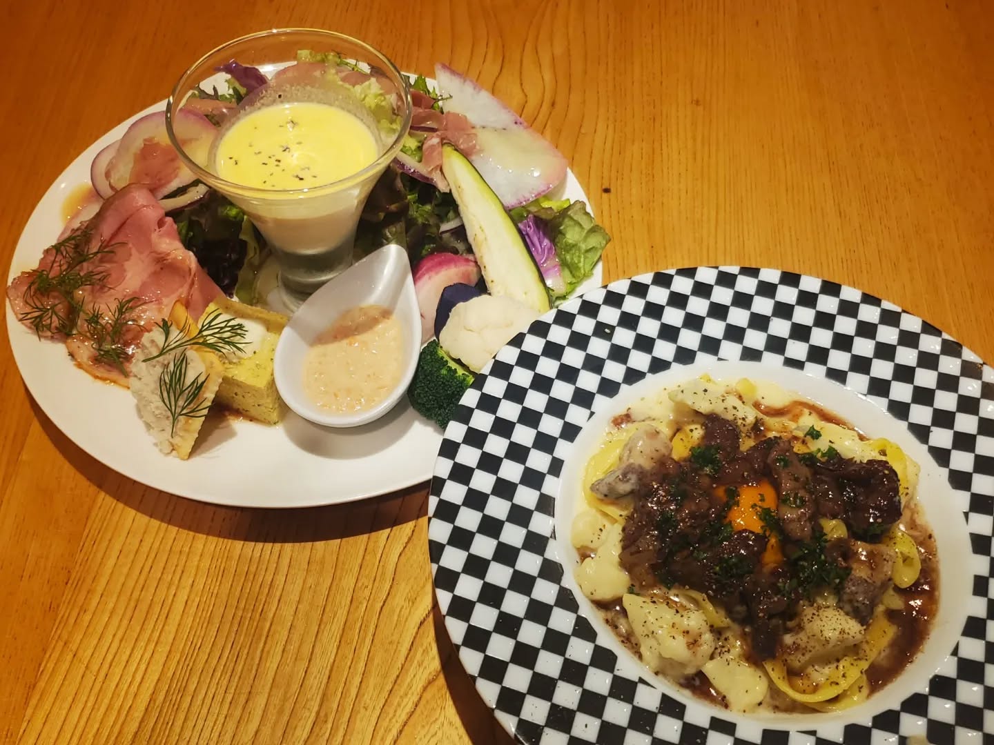 ランチメニュー限定

【TSUMIKIランチ】
・契約農家さんのサラダ前菜
・スープ
・ランチドリンク
・『選べるランチ』の中から1種

こんなについてて税込1298円🤩
ドルチェ付き税込1738円

お腹が減ったらツミキへGO！！！

◆店休日◆
毎週日曜日と3月16日