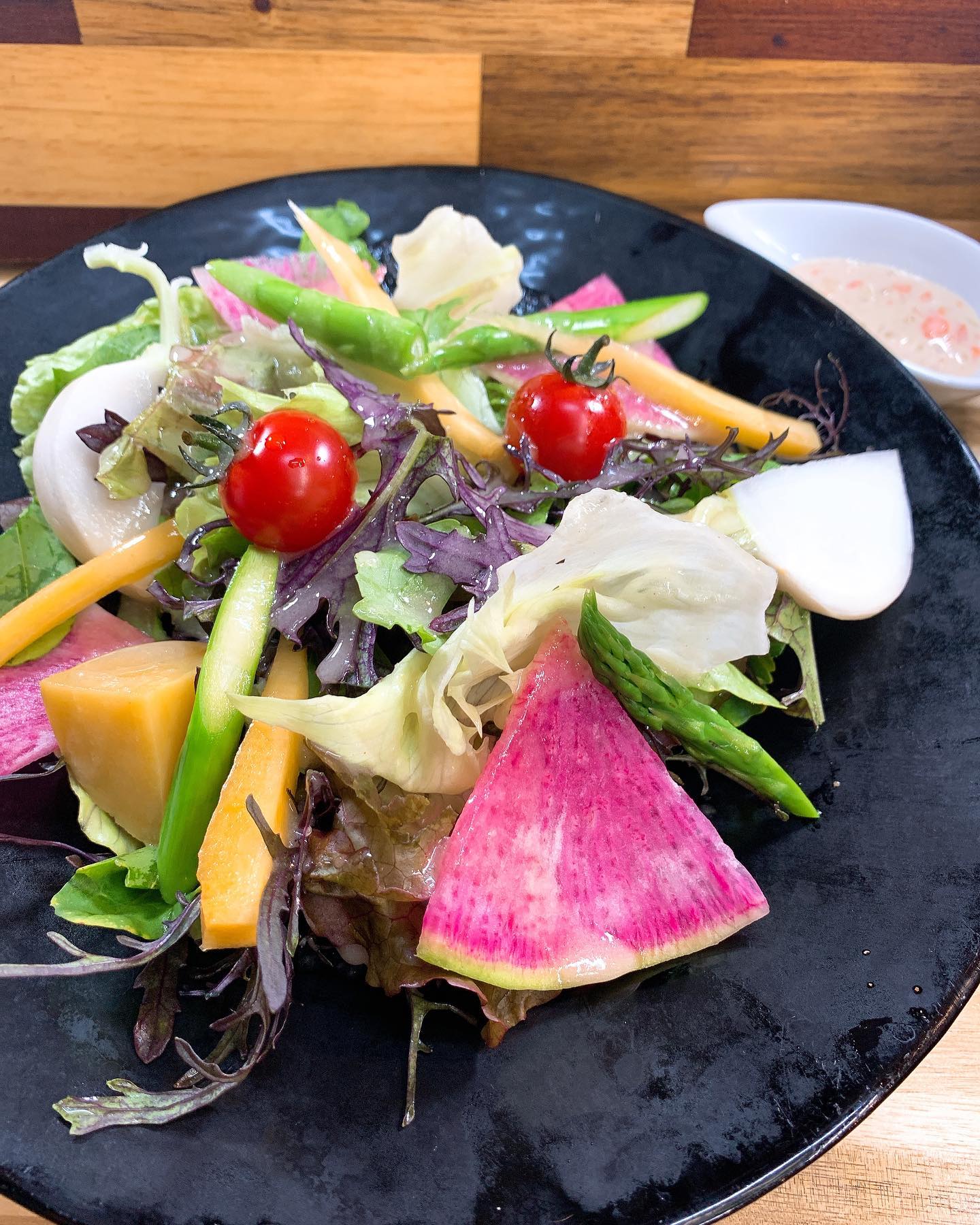 2022.05.25

本日も11時30分からオープンです

契約農家さんから直送された新鮮野菜や、季節の野菜が皆様をお待ちしております

ランチタイムはお席の空きが残りわずか
ディナータイムは比較的すぐにご案内できます🫡

ご来店お待ちしております♪

☆お知らせ☆
5月26日(木)
5月28日(土)
は、都合により臨時休業とさせていただきます。