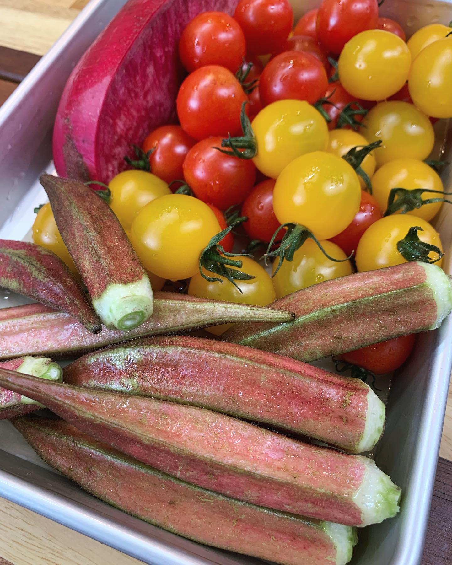 本日もいいお天気️
ツミキの新鮮お野菜🥕が皆様をお待ちしております♪
今日はカラフルなトマトや、紅しぐれという名の真っ赤な大根、生で食べられる赤オクラ、足利産のアスパラガスや、みずみずしい水ナスなどがあります
ランチタイムでも、ディナータイムでも楽しめるようになっております
お野菜が食べたくなったらTSUMIKIへ️
お待ちしております(*´꒳`*)