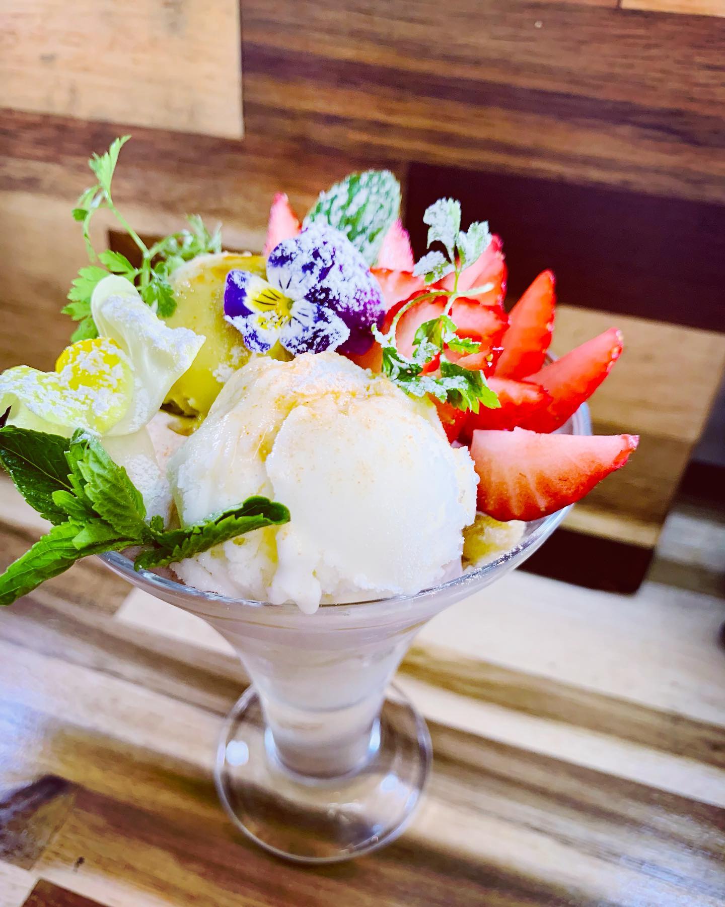 今日もいいお天気️
ツミキは元気に営業中です

本日のパフェは『クリームあんみつ風パフェ』です。

きなこ、あんこ、黒蜜、わらび餅…
どれも和風のものですが、TSUMIKIらしく美味しく可愛く仕上げました
上に乗せたピスタチオのアイスも絶品

ランチセットのデザートや、ディナータイムのシメにもぴったりです(*´꒳`*)