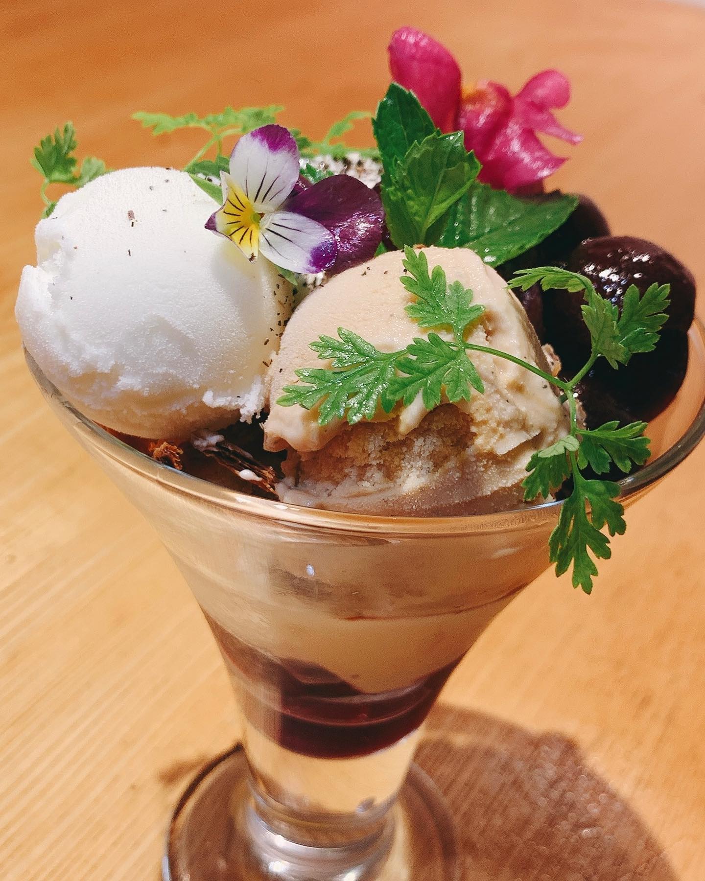 2022.06.11

季節のパフェ
『キャラメルとさくらんぼのパフェ　紅茶風味』
です

ランチ・ディナー共にご用意しております♪

甘みたっぷりのアメリカンチェリーと、ほろ苦キャラメルと、ふわりと香る紅茶の香りがアクセントです🥰
ぜひ食べてみてください！

ご来店お待ちしておりまーす♪