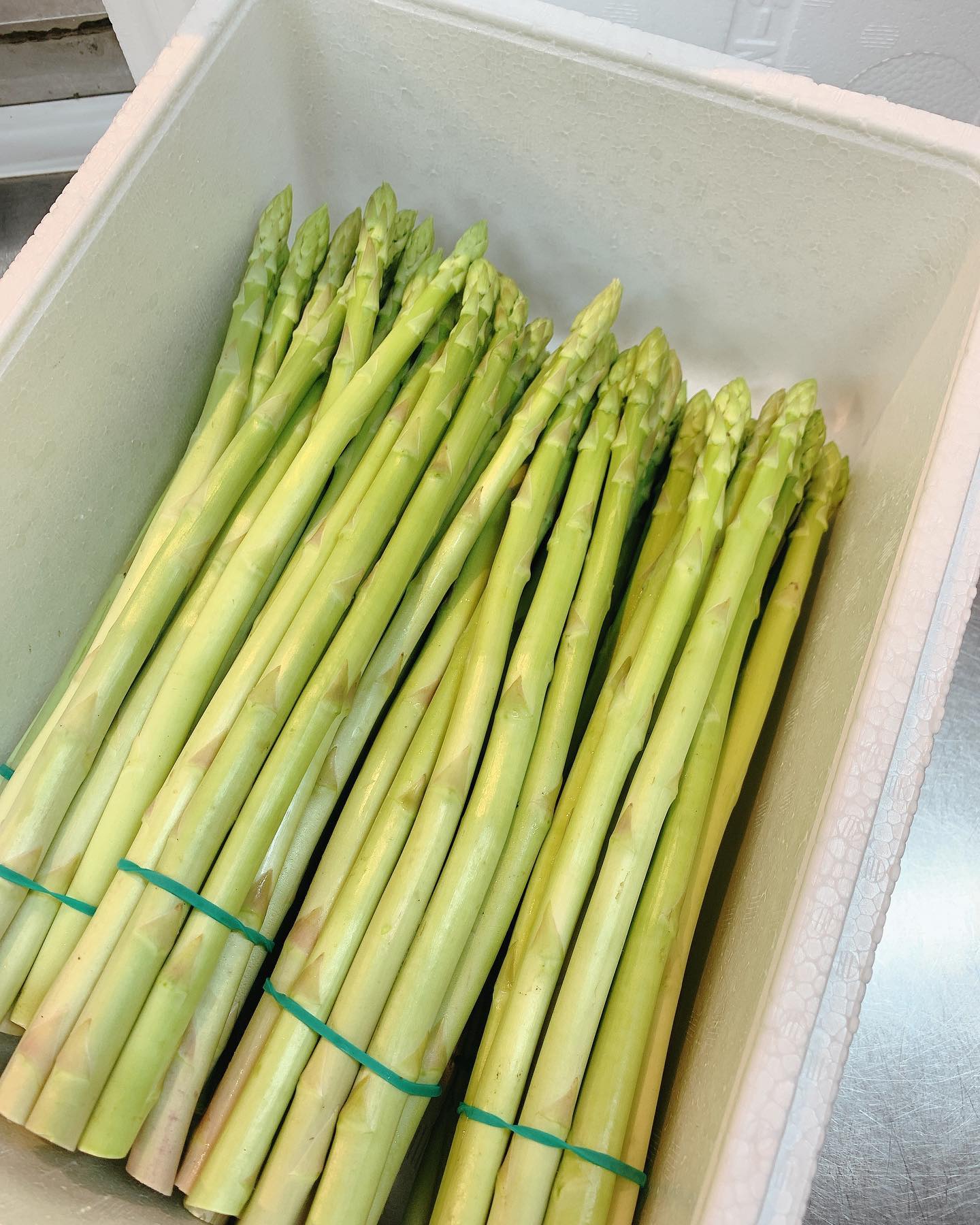 2022.06.28

美味しいお野菜🥕ありますよー️

足利産のアスパラガス
糖度9度以上のフルーツトマト
多品目の野菜を使ったサラダ
泉州産の水ナス

どれも今が美味しい季節ですよー🤗

ランチタイムは、期間限定で
足利産のアスパラと大豆クリームを使った、冷製スープをご用意しています。

ディナータイムにも、アスパラのグリルや、海老とアスパラのアヒージョ🦐があります。

自慢のサラダやバーニャカウダーで使用している、契約農家さんから直送されるお野菜も、みずみずしくて新鮮そのもの🥰

やはり、野菜を食べたくなったらTSUMIKIに行くっきゃない

旬のお野菜をたーんと召し上がれ

☆お知らせ☆
ご迷惑をおかけしますが、6月29日のディナータイムは休業させていただきます。