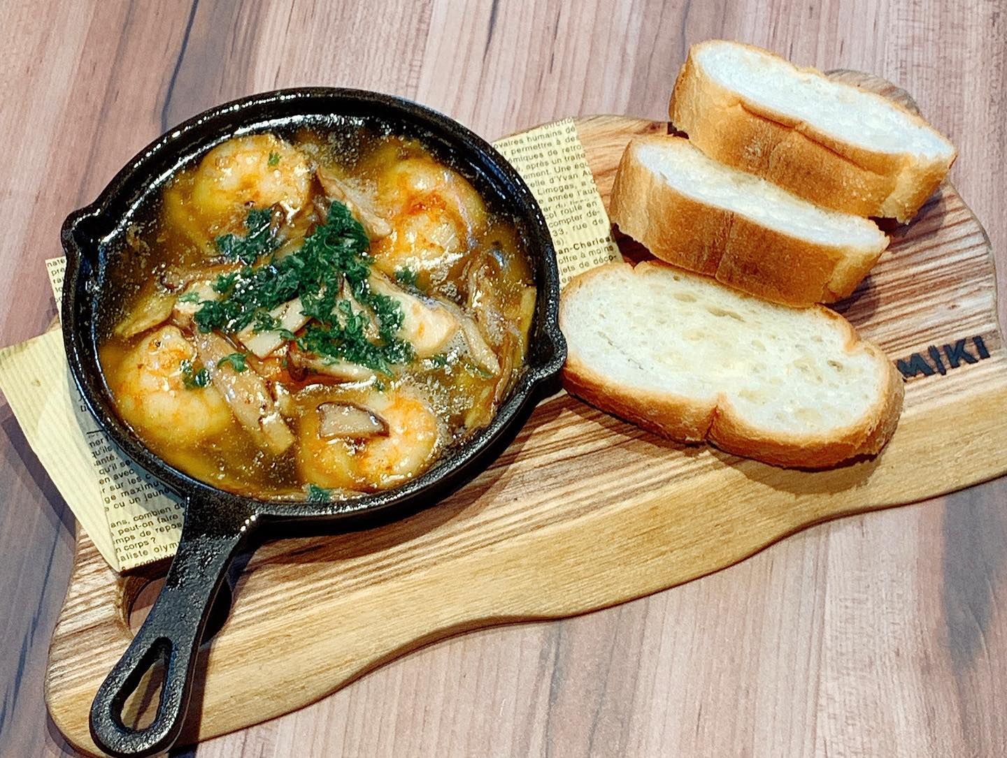 2022.06.07
只今、ディナータイムの新メニューの写真撮り中…📸
間もなく解禁予定です。
解禁日が決まりましたら、お知らせいたしますお楽しみに
写真撮り後はスタッフが美味しくいただきました