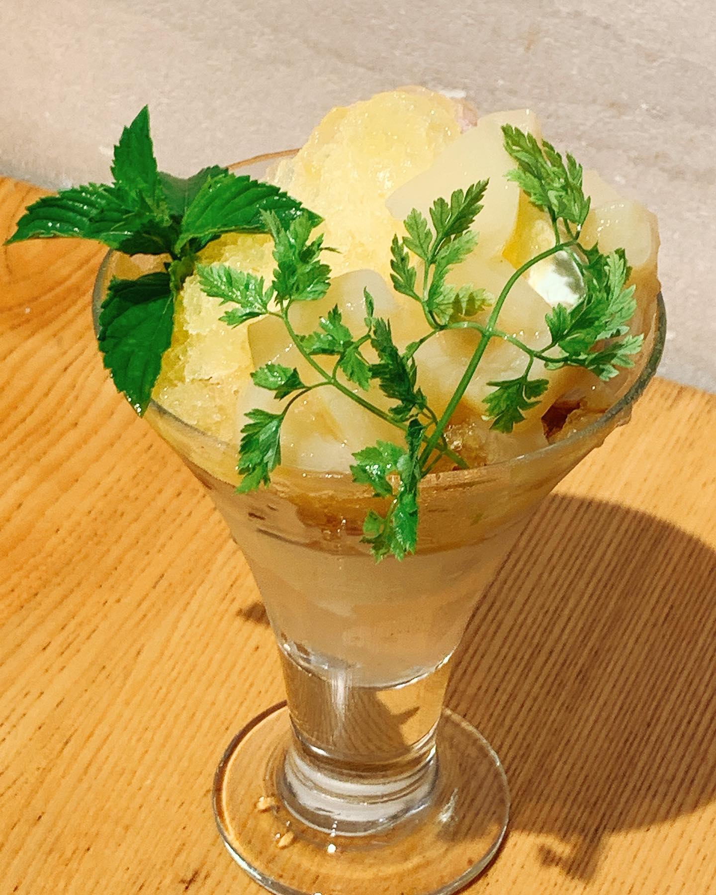 2022.07.29
新作パフェの登場️
『桃とライチのパフェ』です
ライチの爽やかな風味と、桃の優しい甘さがバランス良く、夏の暑さを和らげてくれる気がします(*´ω`*)
2階のお座敷の席も、空きがある日もございます♪夏休み中のお子様と一緒に…職場の暑気払いに…️様々なシーンでご利用いただけます。
ご予約はお電話にて受付中です。
お待ちしておりまーす️