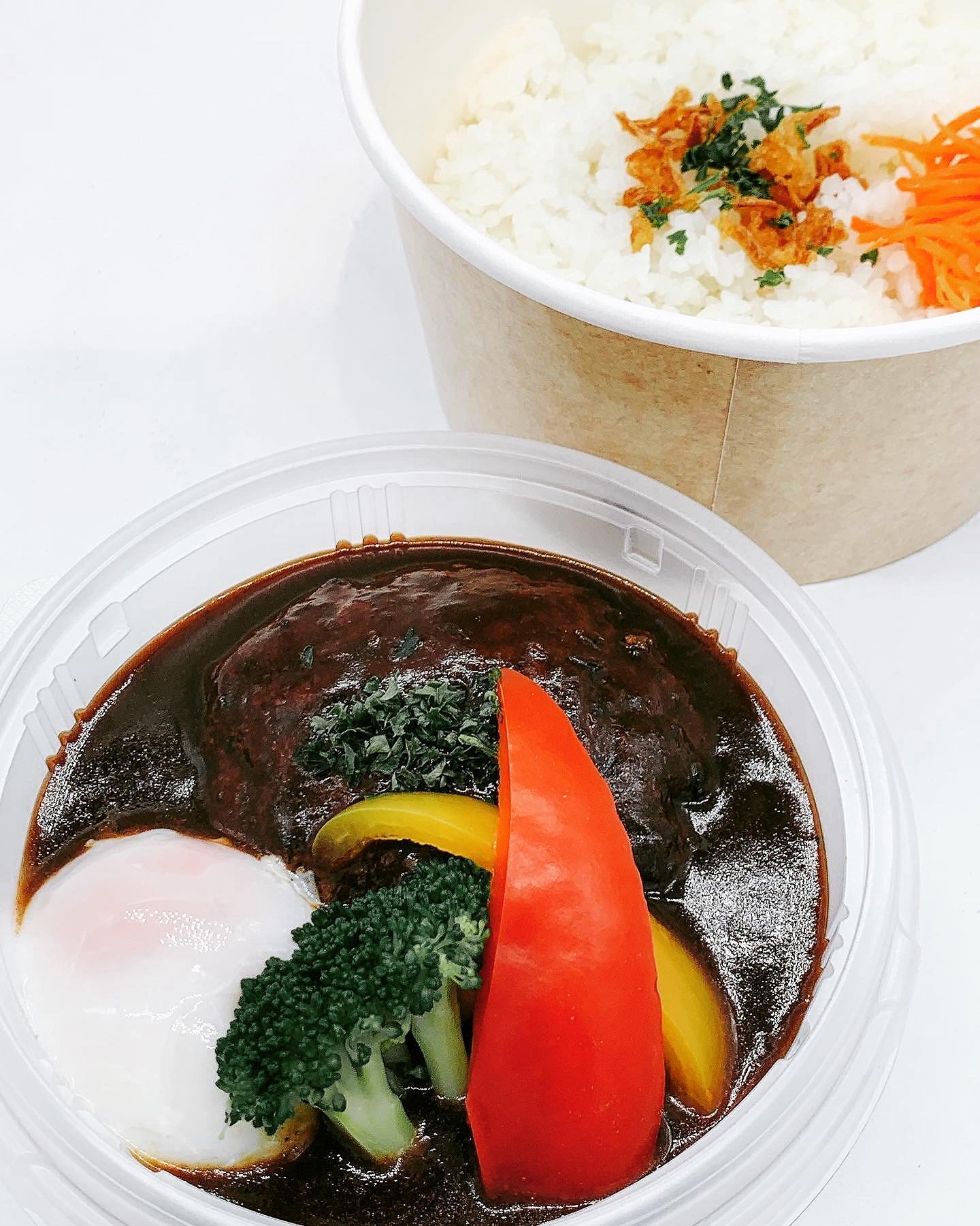 2022.08.01
3年ぶり!足利花火大会
8月6日(土)19月15分〜20時15分
感染症対策として、例年と比べて時間は短いですが、ようやく開催です
それに伴い、第二駐車場にてキッチンカーの営業もいたします🚘
TSUMIKIでは、8月6日のお弁当テイクアウトメニューは10%オフ️(前日までの予約制です)
6日のテイクアウト受け渡しは
11時45分〜15時まではTSUMIKIの店舗にて。
15時〜19時30分までは第二駐車場のキッチンカーにてお渡しいたします。
もちろん、キッチンカーの揚げピザやドリンクも販売しているので、花火のお供にご利用ください