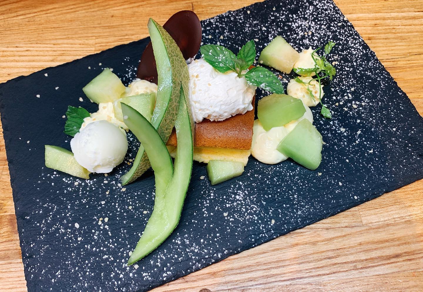 2022.08.22

今日も暑いですねー
こんな日は、冷たーく冷えたシュワシュワしたもの飲みたくなりませんか？

本日も、『平日夜限定飲み放題』ご用意してますよ！
15分¥200でご利用いただけます。（2オーダー制）
スパークリングワインやハイボールをはじめ、さまざまなカクテルもあります

飲めない方には、デザートがオススメ！
『メロンとクリームチーズのフルーツオープンスフレサンド』や、『桃とライチのパフェ』など、ディナータイムでも数種類のデザートがあります

ぜひお越しください

☆お知らせ☆
8/23は、都合により臨時休業とさせていただきます。