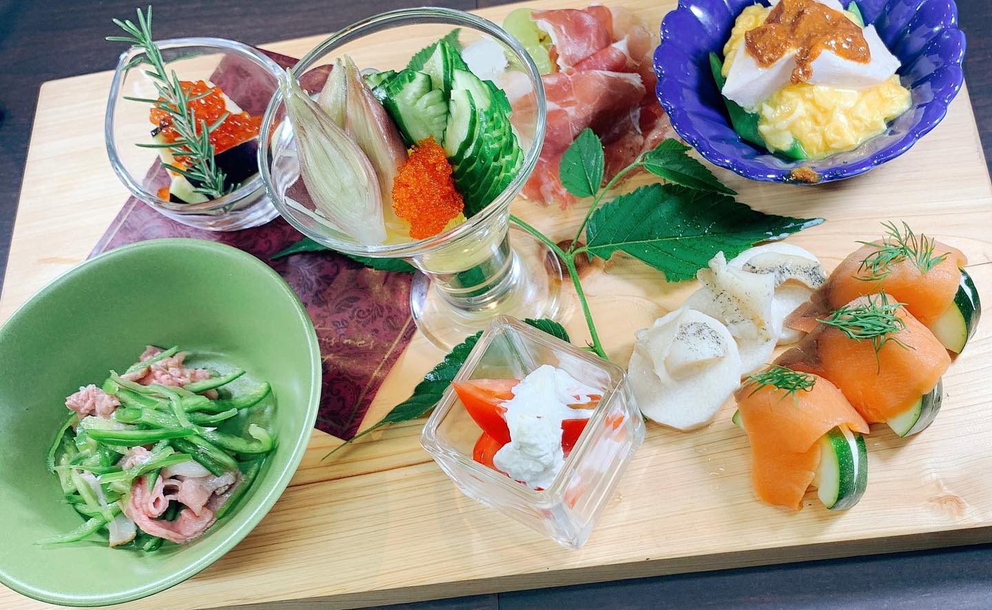 2022.09.12

今日アップした写真は、人気メニューの
『TSUMIKIの野菜達』と
『和牛串』です！

さまざまな種類の野菜達を、さまざまな調理法でご提供🤗
少しずつたくさん種類があるので、みんなでシェアして食べてください

和牛串は、足利産の椎茸やズッキーニをお肉と一緒にさして…
味の説明はいらないですよね？間違いないやつです

来週は祝日がありますが、TSUMIKIは変わらず通常営業いたします！（日曜日定休）
ご来店お待ちしております🥰