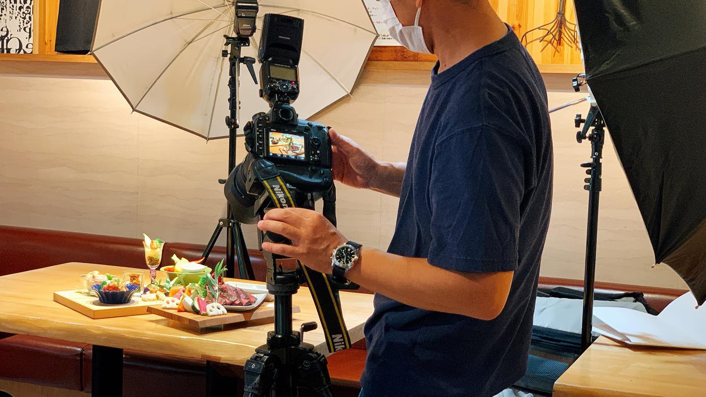 2022.09.22

先日撮影がありました
プロのキャメラマンは違いますねーステキな写真をたくさん撮っていただきました

今日も新鮮な食材と共に、美味しい料理でお待ちしております☆