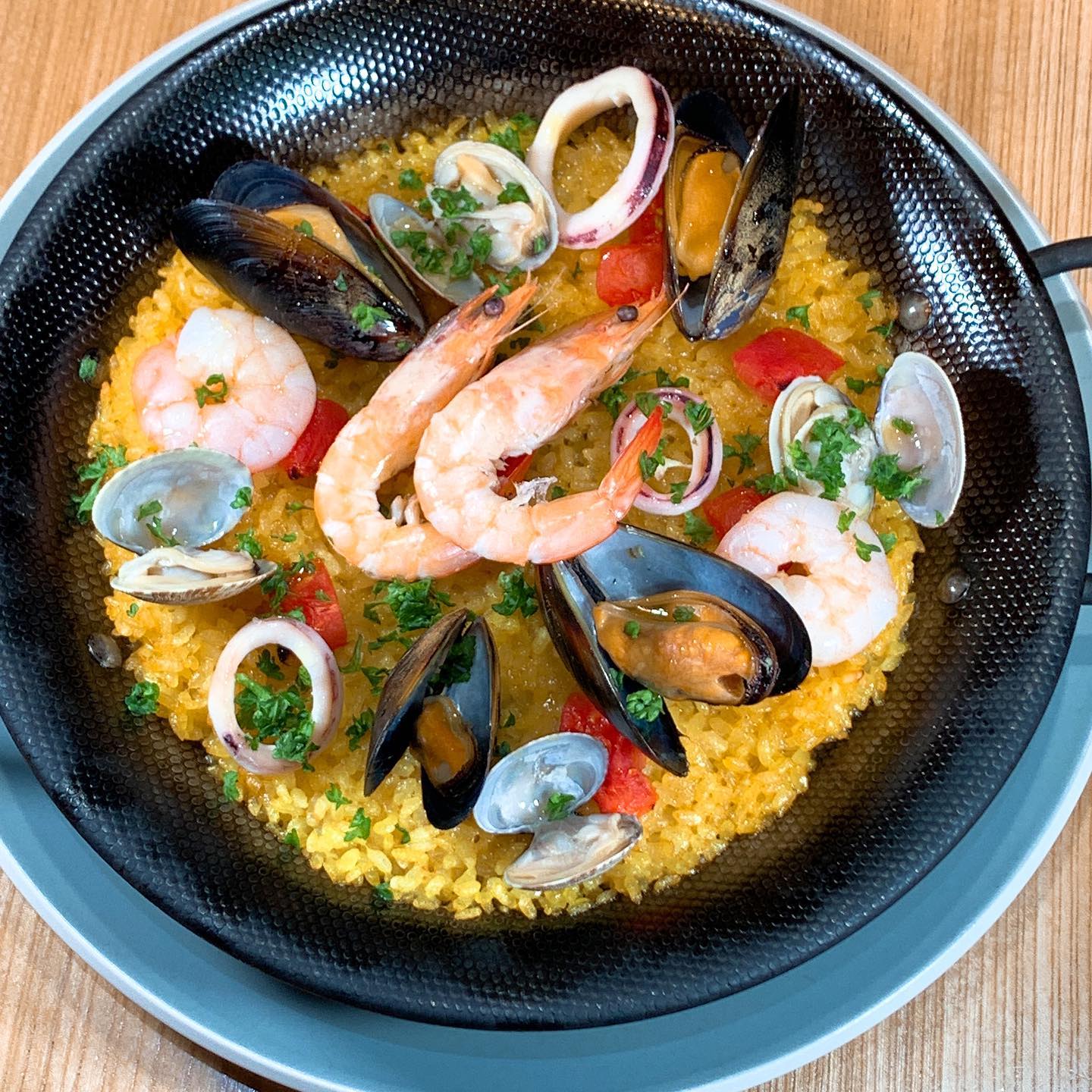 2022.10.19
こんばんは。
今日も寒いなー。なんて思いながらカレンダーを見たら、もう10月も半ばを過ぎていました。
あれ?2022年もあとちょっとじゃん
大人になればなるほど、月日が経つのが早く感じます🥺
…なんて、来年の今頃も同じ事を言ってるんだろうな
今日も新メニューの写真撮影をしながら、まかないで美味しくいただきました
新たなメニューをお楽しみに!!
☆お知らせ☆
10月20日は臨時休業となります。
ご迷惑をおかけいたしますが、ご用件のある方はインスタのDMにて承ります。
よろしくお願いします。