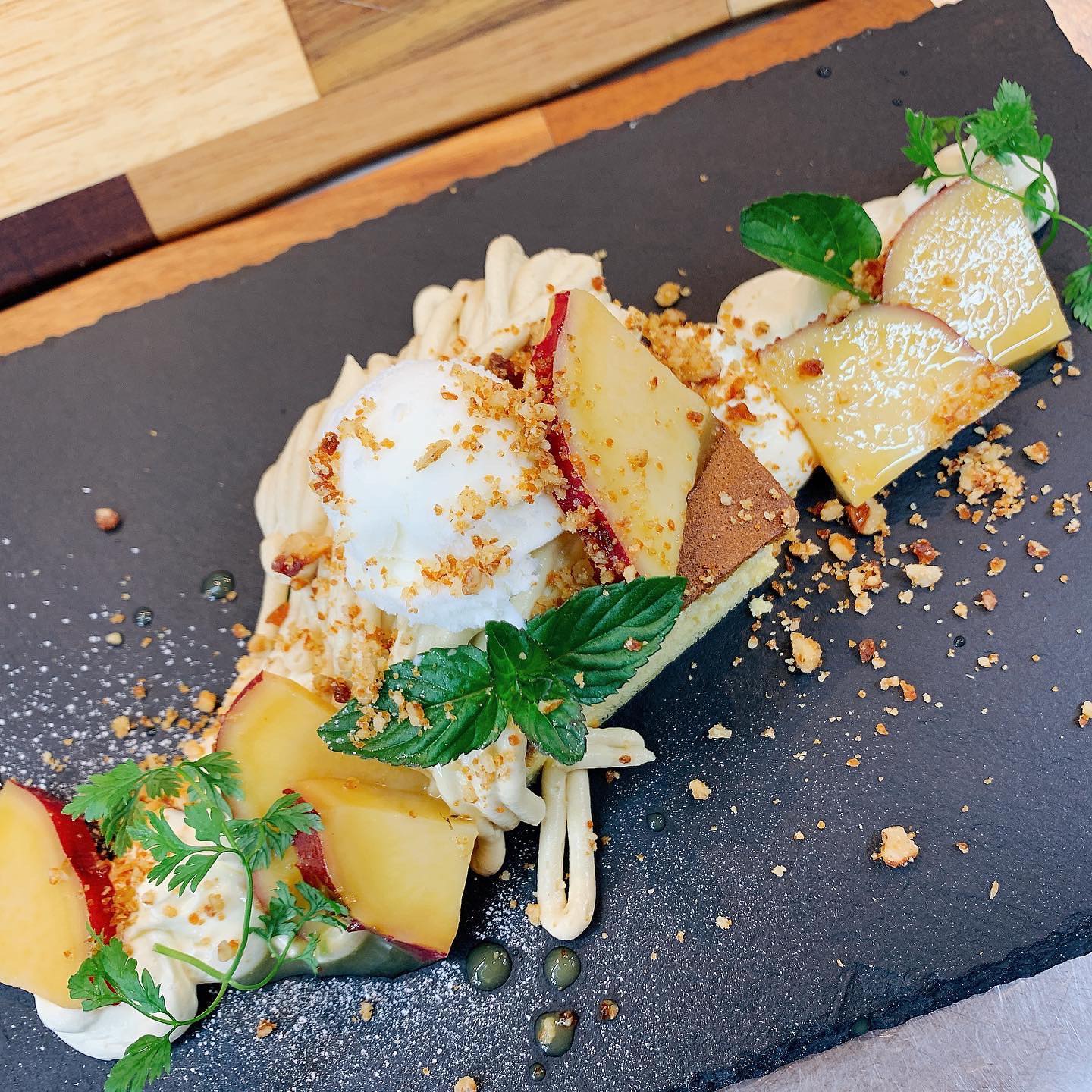 2022.11.26
気づけば鑁阿寺の大銀杏もキレイに染まり、足元にも黄色い絨毯が広がっていました
午前中の雨に震え上がっていましたが、午後は日差しが出て少し暖かくなりましたね。
今夜も寒いんだろーなー。
ツミキのアヒージョやグラタンが食べたいなー
クリスマスオードブルもご予約承り中️
12月20日までご予約受付いたします。ですが、上限数に達しましたら、受付終了となりますのでご了承ください
#クリスマス