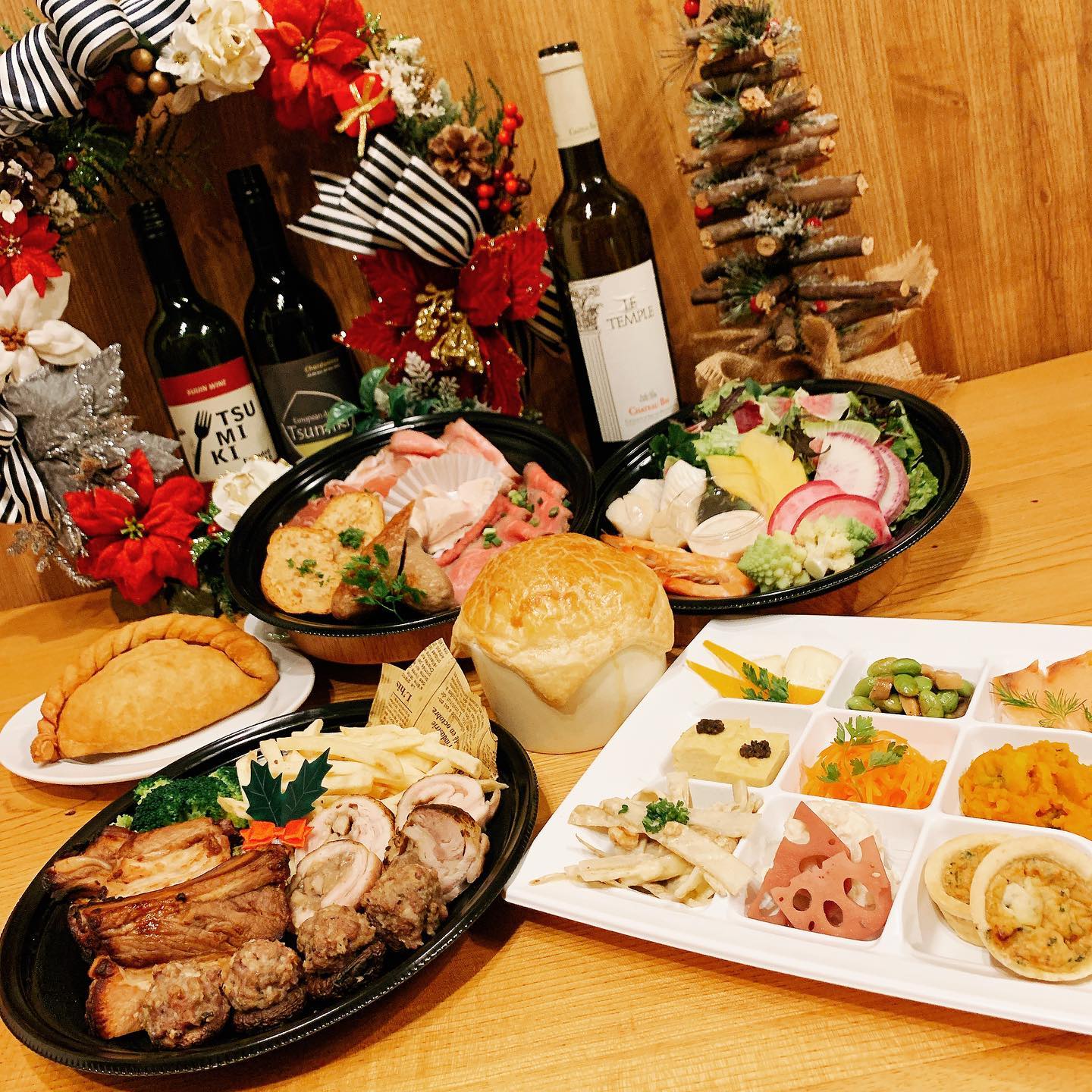 2022.12.09

お待たせいたしました！！
クリスマスオードブルの写真をアップいたします

今年も美味しいのが出来ました🤶
個人的には、クラムチャウダーのパイ包みがイチオシ♪
もちろん、ワインが飲みたくなっちゃう前菜9種盛りや、ツミキ自慢のバーニャカウダーや揚げピザ、定番の生ハムや肉料理など…
クリスマスパーティーを盛り上げてくれる事間違いなしです！

23日24日のお渡しとなります。
当日のお渡し時間は
16:00〜19:30
となっております。

両日とも、限定30セットです
限定数に達しましたら、ご予約受付終了とさせていただきます🥺お早めにご連絡下さい！

ご予約は店舗へお電話いただくか、Instagramの DMにて承ります。
ご連絡お待ちしておりまーす