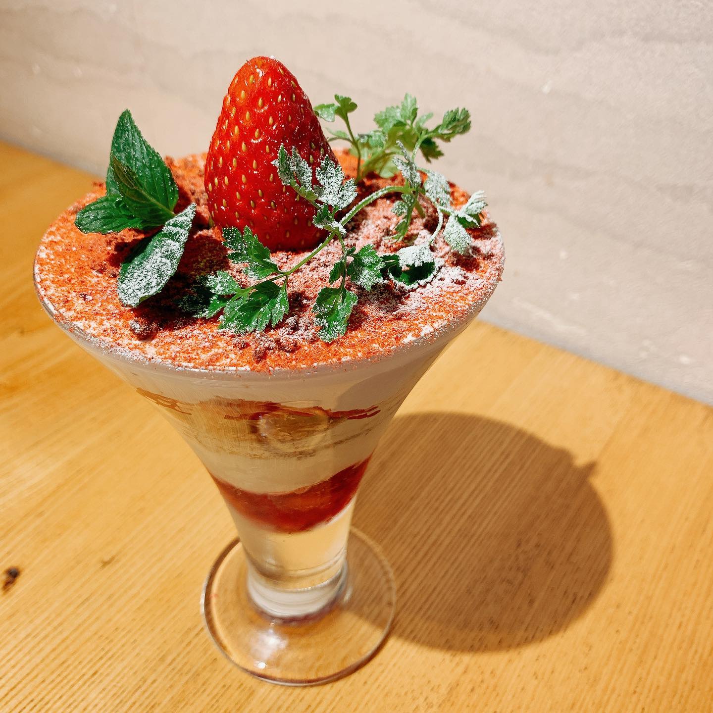 2022.12.14

今日は、TSUMIKIのデザートをご紹介

『いちごのティラミスパフェ』
『さつまいもとキャラメルナッツのオープンサンド』

どちらも今が旬のデザートです♪

ランチ・ディナー共にご用意しております☆
どちらにするか迷っちゃいますね
この機会をお見逃しなく！
たくさん迷って、悩み抜いてオーダーしてください