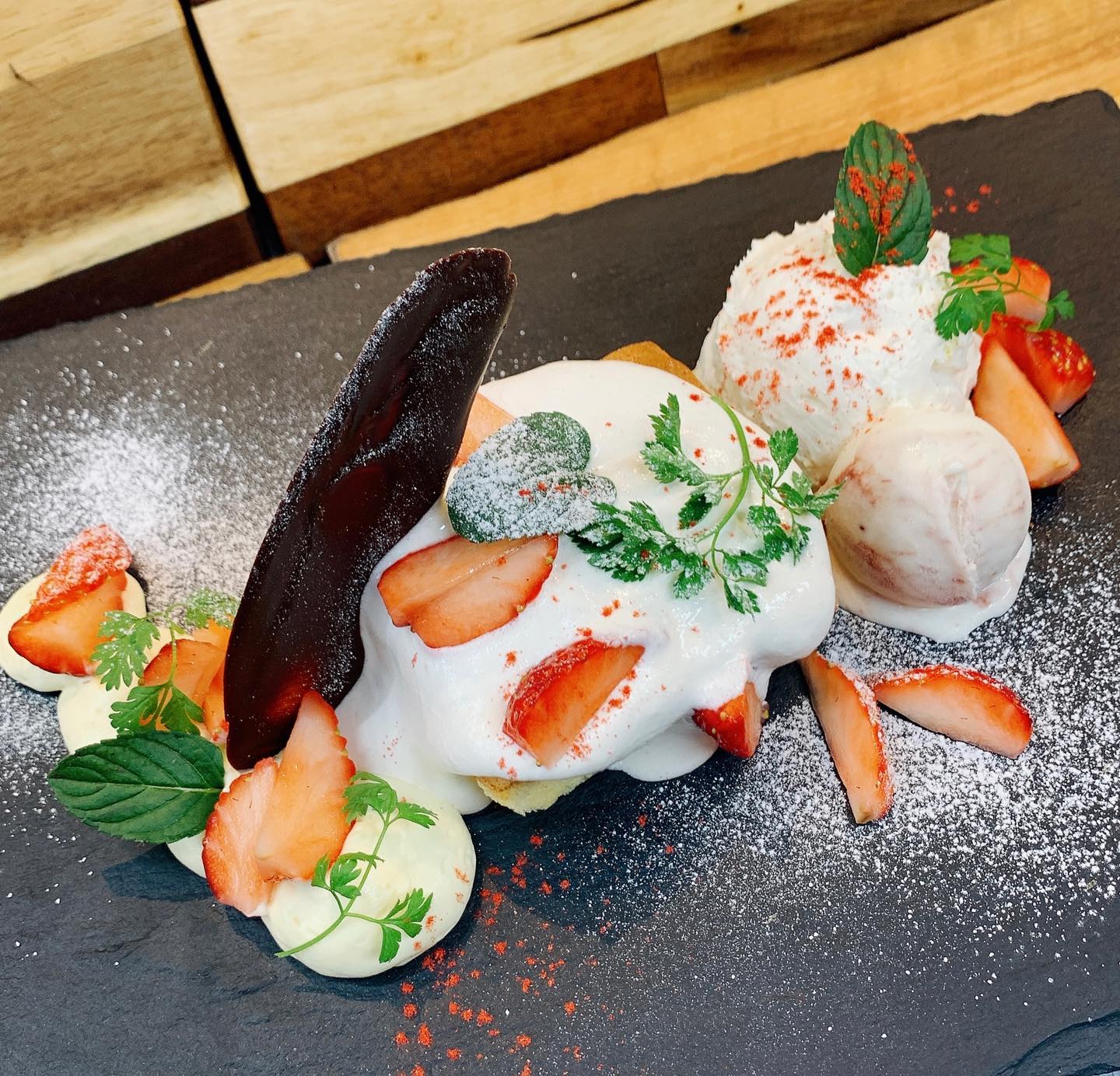 2023.1.26

季節のフルーツオープンスフレサンド
『イチゴと柚子のオープンサンド』です。

甘酸っぱいイチゴと、柚子入りのフロマージュクリームを一緒に頬張ってください

使用しているクリームは大豆由来のものなので、口当たりも軽く、ペロリと食べられちゃいます
ランチ・ディナー共にご用意しております。
ぜひ食べにきてください╰(*´︶`*)╯♡






#ワイン　