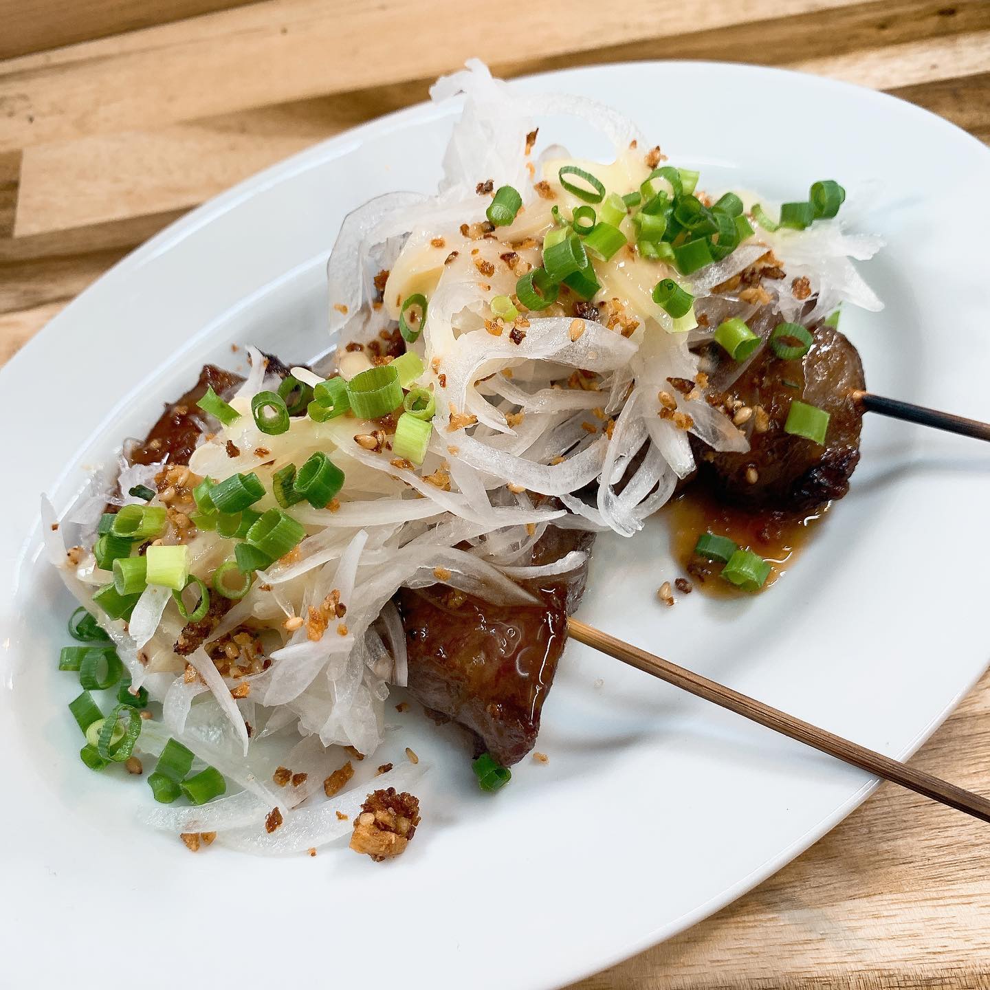 2023.5.26

人気メニューをご紹介️

・数量限定！和牛串　玉ねぎと柑橘ソース
・足利産アスパラのグリル　温玉添え
・バーニャカウダー
・シラスのパスタ　カラスミ添え
・ホタテとヤングコーンのガルシア風アヒージョ

どのメニューも、お酒にピッタリ
飲まない方も、サイドメニューで食べても良しみんなでシェアするも良し

今日は、ランチ・ディナー共にお席にゆとりがあります
ご来店お待ちしております(*´꒳`*)






 #ワイン　