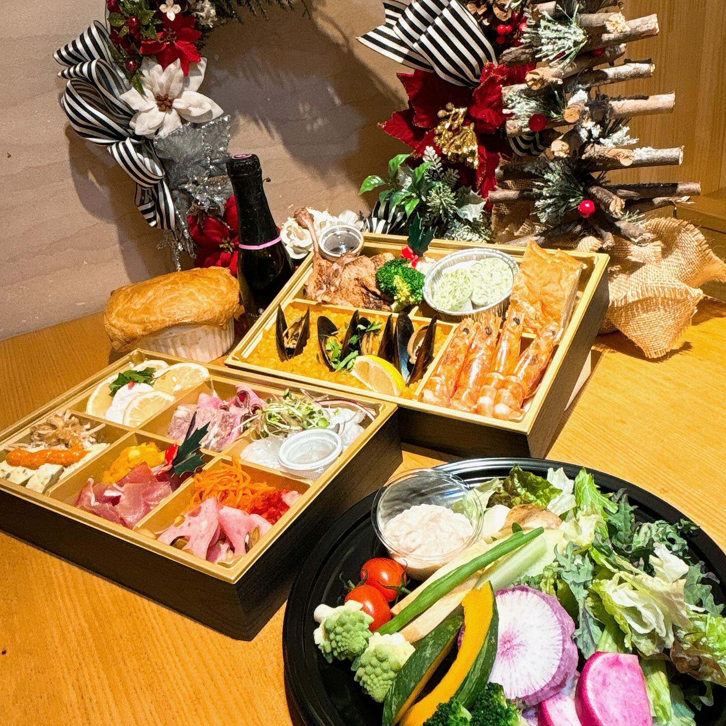 2023.12.14

ついに、予約受付終了まで一週間をきりました
今年のクリスマスオードブル（テイクアウト専用）も、
12月23日→残り7セット
12月24日→残り4セット
12月25日→残り8セット
となっております。

20日までのご予約制となっておりますが、上限に達しましたら受付終了となりますので、ご了承ください。

試食スタッフからは、
カボチャとキウイのサラダが美味しくてびっくり️
ローストビーフ最高️
パエリアの出汁がきいてて絶品
バーニャカウダーは安定の美味しさ

との声があがっていました
ちなみに、クリスマスオードブルをご注文されたお客様には、次回使えるミニスパークリングボトルと交換できるクーポンをプレゼント

残りわずかの為、ご予約はお早めに
毎年ご予約いただくお客様も、初めてTSUMIKIのオードブルを頼むお客様も、ステキなクリスマスを過ごせますように






#ワイン　