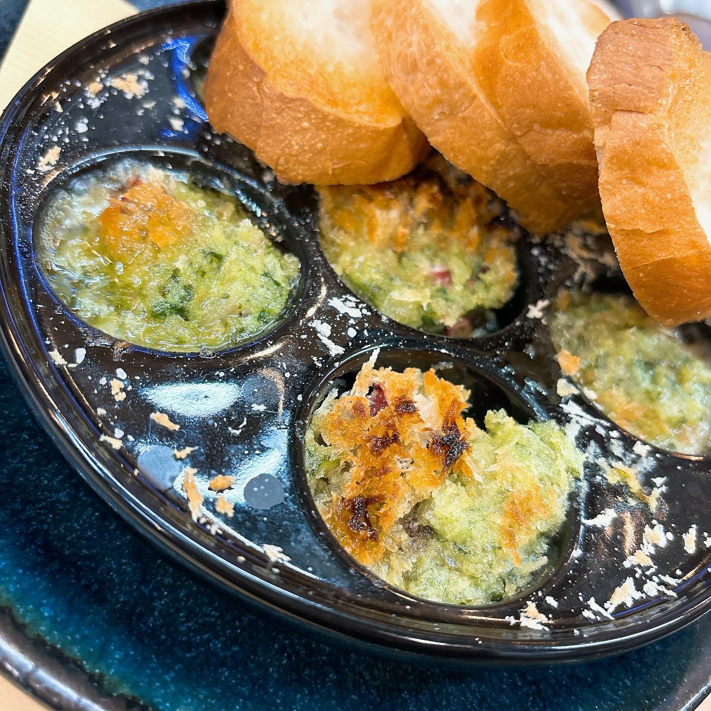 2023.12.24
今年も残すところあと1週間
今シーズンは、忘年会なども増えてきて、賑わいを取り戻してきましたね
☆年末年始の営業時間☆
・年内は30日までの営業です。
(30日のディナータイムは、ご予約で満席となっております)
・年始は1月2日のディナーから営業いたします。
また、1月2日〜4日までは21:00クローズ(20:00ラストオーダー)とさせていただきます。5日より、通常営業いたします。
今年もたくさんのお客様に来ていただき、大変嬉しく思います
年末年始も、ご来店お待ちしてます☆
#ワイン