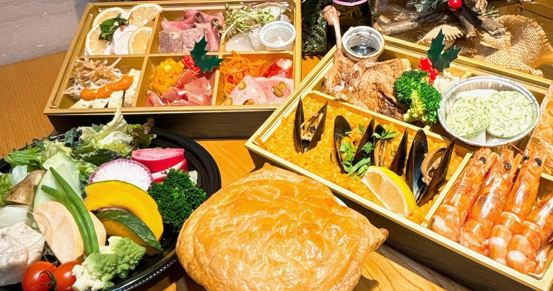 2023.12.9
クリスマスオードブル（テイクアウト専用）ご予約受付中です🌲

12月20日までのご予約制です。20日以降のキャンセルは承れません。
2人前¥7000（税込）　テイクアウトのみ
お渡しは23日、24日、25日の3日間です。（各日限定30食）
各日16時〜19時のお渡しです。

今年は
・契約農家のサラダ&バーニャカウダー
・人参ラペ
・ホタテのムース
・スモークポテトサラダ
・カボチャとキウイのサラダ
・田舎風パテ
・ゴボウの胡桃ペイザンヌ
・和牛のローストビーフ
・エリンギとホタテのガーリックバター
・プロシュート&サラミ
・鯛のマリネ柑橘の香り
・鶏胸肉のレモンソース
・ガーリックシュリンプ
・鴨のコンフィ
・ムール貝のパエリア
・チキンと足利産椎茸のクラムチャウダーのパイ包み

先日、写真撮りのため試作したものを、スタッフ3人で美味しくいただきました！！

感想としては…

『結構なボリューム感』

2人前表記にしていましたが、3人で食べても満足でした🤣

23日、25日分はまだ予定数にゆとりはありますが、24日分は残り7食となりました
予定数になり次第受付終了となりますので、ご予約はお早めにお願いします

また、23日、24日、25日は、店内での通常営業はお休みいたします（オードブルの受け渡しのみの営業です。）

皆様のステキなクリスマスの食卓に、ぜひTSUMIKIのオードブルを






#ワイン　