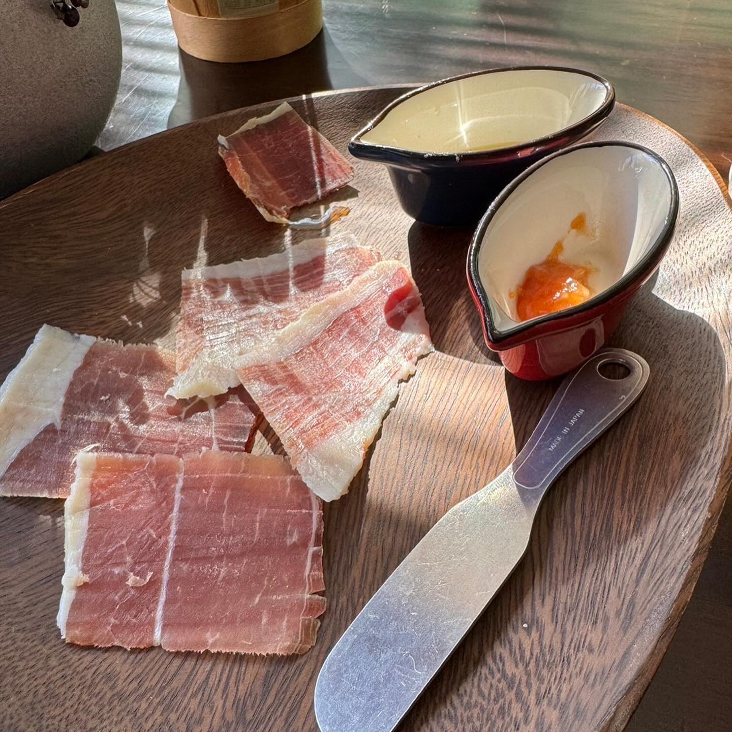 こんにちは♪
この間のお休みでオーナーが生ハムを作ってきました!
1年後に完成しますのでお楽しみに!
#ワイン