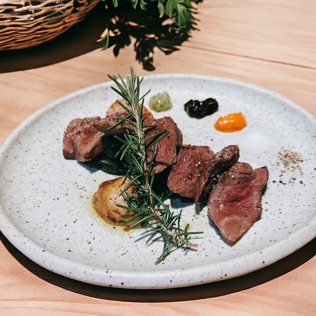 新メニュー！

下野牛のグリル🐂
赤身と脂身のバランスがよくうま味が違います！

ぜひ食べてみてください






#ワイン　