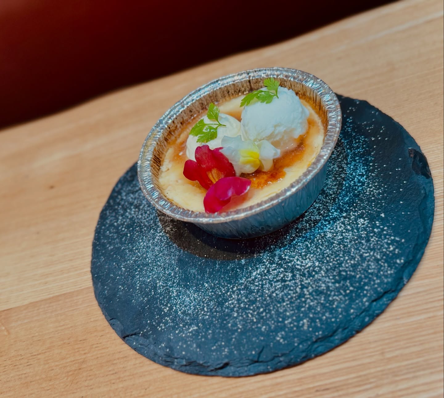 ✓

こんばんわ〜Tsumiki スタッフSです
最近このツミキのアカウントを任されました！
よろしくお願いしまーす♪₍₍◝(* ॑꒳ ॑* )◟⁾⁾♪

なのでさっそく‥‥

いつもTsumikiのInstagramをご覧の皆様にこっそり
メニューには載ってないドルチェの宣伝しちゃいます️

「カタラーナ」です！！簡単に言うとブリュレです！
もっっと簡単に言うとプリンアイスで上がパリパリのやつです！

(お客様にカタラーナあります〜って言うとき7割くらい噛みます🥹)

パリッとした表面と少し固めのアイスプリンが口の中で
混ざってトロトロになってく感じがたまらない1品🫶🏻
クリームとアイスが乗ってて濃厚ですが重たくないので
パフェを食べた後でも美味しく食べられました🫢ww

残り僅かなので皆様のご注文お待ちしております

"期間限定"カタラーナ ○単品 650円(税込)