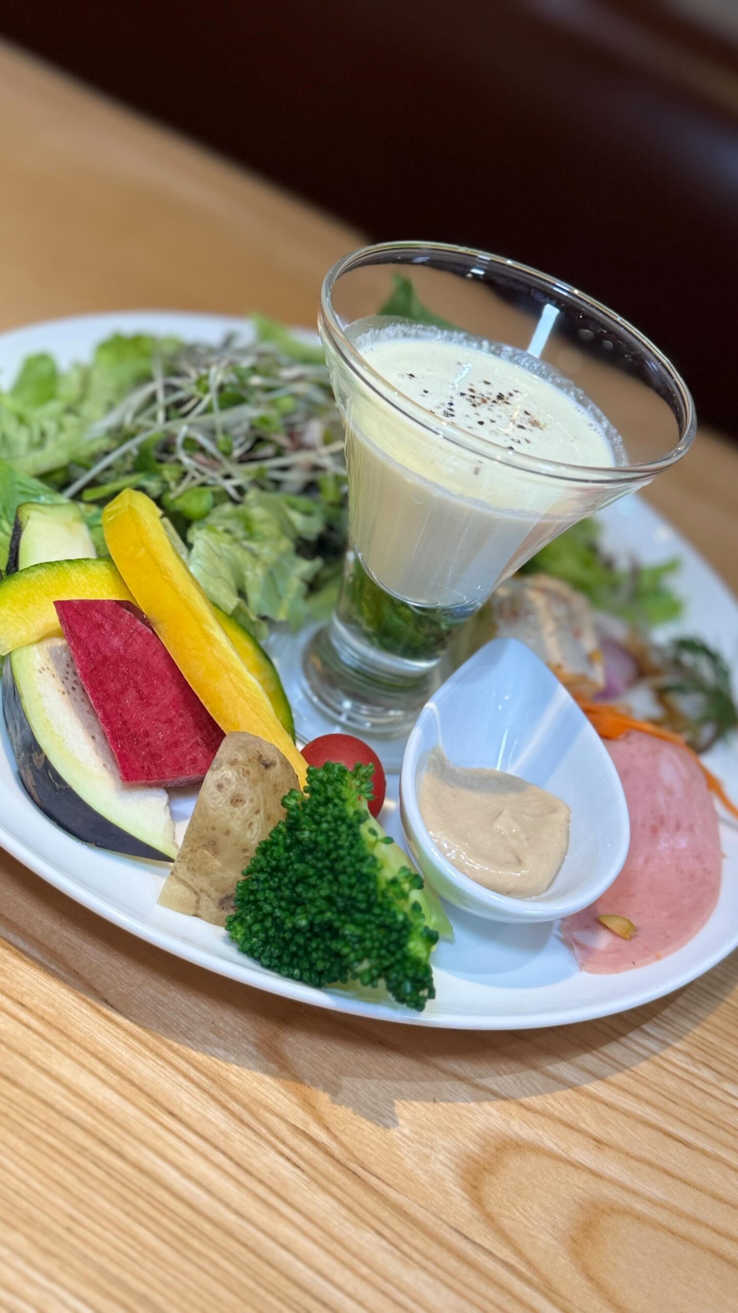 ✓

@tsumiki23911 スタッフ Sです〜

今日はランチのセットに付いてくる
Tsumikiの自慢のお野菜たちをふんだんに使った
前菜とスープの紹介用動画作ってみました

短めの動画にしたので記入し忘れましたが
ゴロゴロとしたお野菜達は特製のバーニャカウダーのソースと相性抜群です🏻ˊ˗