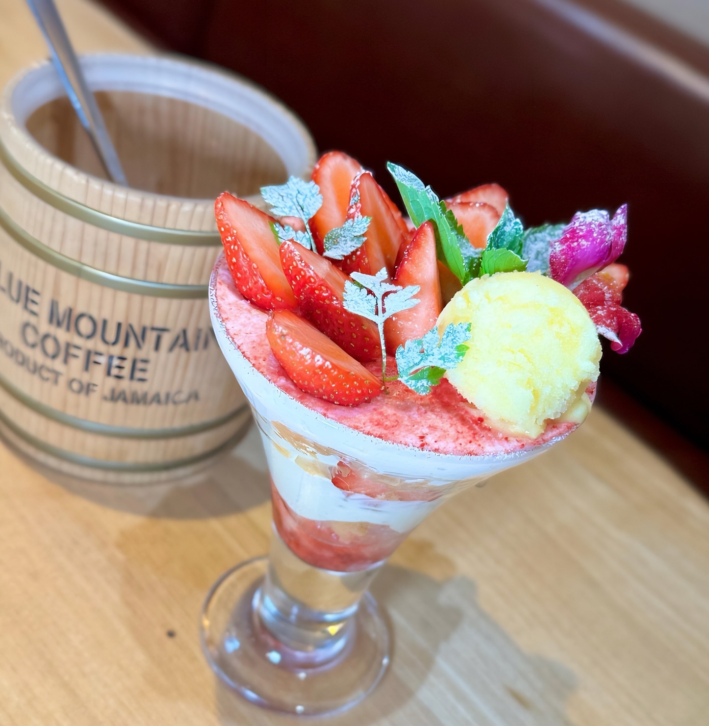 ✓

@tsumiki23911 

最近暑い日が続いてますね～。
そんな暑い日に大人気のドルチェをご紹介します

 "いちごとゆずのパフェ"

上にたっっくさんのいちごが乗っていて見た目が華やかなので
お客様にお出しした時にすごーい可愛い～って高確率で言ってもらえます♡笑

いちごの甘酸っぱさとゆずのほろ苦さ、
甘さ控えめでコクのあるクリームの相性が抜群です！！
食感も楽しめるのでメインを食べた後でもいけちゃいます

2枚目にパフェの詳細を載せてみました

"いちごとゆずのパフェ" 単品650円