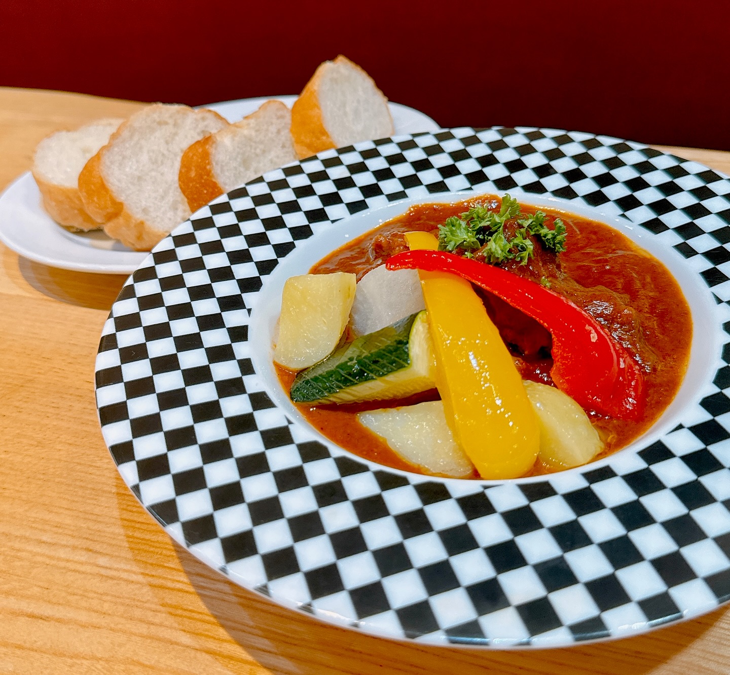 ✓
皆様こんにちわ~
出勤した時点で汗だくでボロボロだったスタッフSです(笑)
メニューが変わったばっかりですがまた変わりました!笑
ランチセットが4種類→5種類に(*´꒳`*)
“ FAST LUNCH SET” が追加になりました~️
こちらはパパっと美味しい物食べたい!ってお客様向けになっております
提供時間が他のメニューよりも早いです!
お写真はFAST LUNCH SETの一つ
“和牛 すじビーフシチュー”(限定5食)
濃厚なデミグラスにホロホロの牛すじがたっぷり入っていて
新鮮なお野菜達にもよく合う味付けになっております🫶🏻