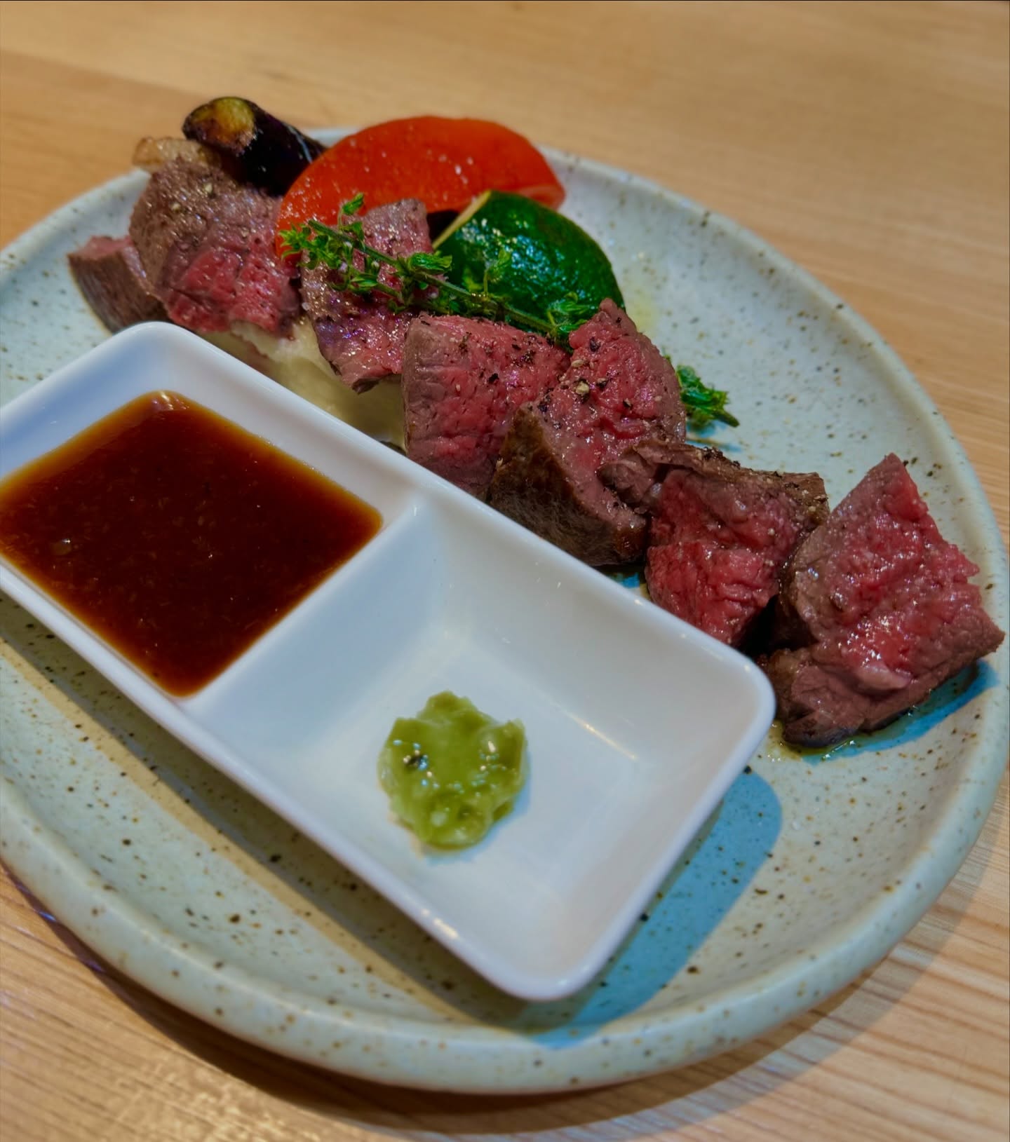 ✓

皆様こんにちわ～～

本日はおすすめのお肉をご紹介します

"熟成牛カイノミグリル"
(ランチセットに＋700円でご注文可能です)

分厚い存在感のあるお肉をミディアムレアで焼き上げていて
噛めば噛むほどお肉の旨味が出てとっても美味🤍

赤身好きの方にはほんっっっとうにオススメです！

@tsumiki23911