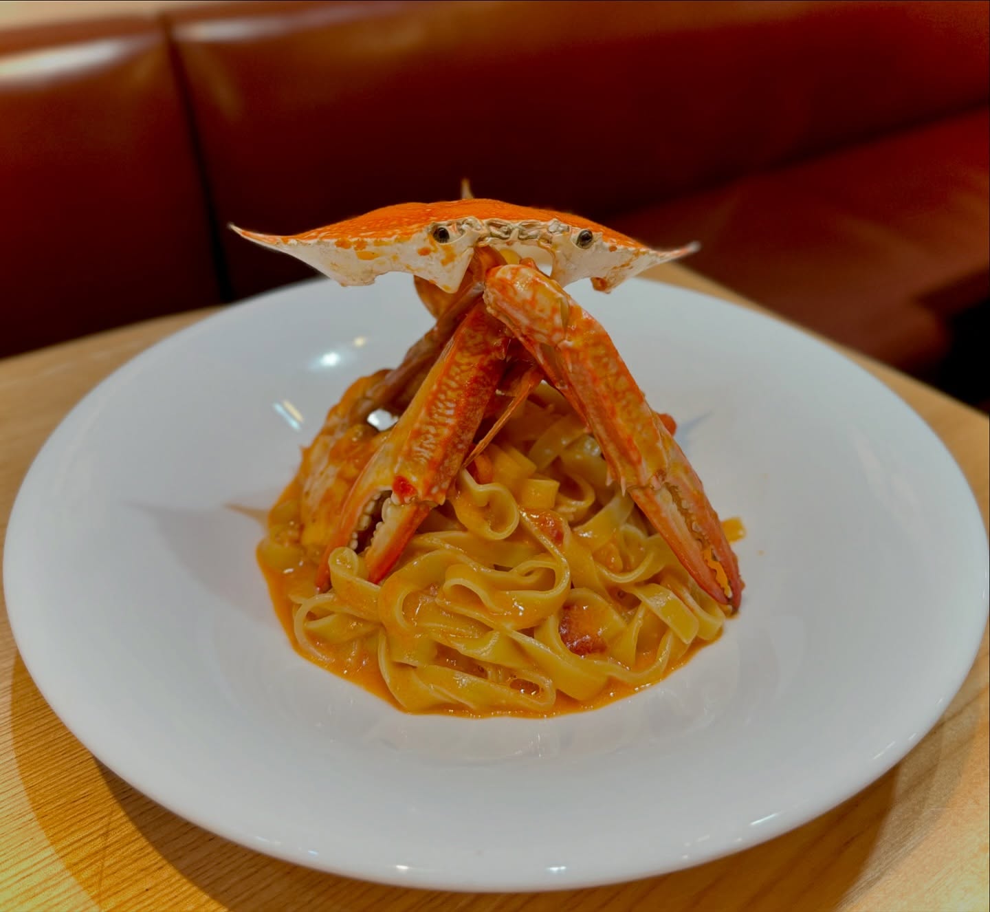 @tsumiki23911  スタッフSです❣

近日中にLUNCHメニューが大幅リニューアルします☘
ピッツァやがっつりお肉など様々なメニューが追加になり、
今までご来店なさったお客様もこれからいらっしゃるお客様も
皆様がお楽しみ頂ける内容になっています️

本日リニューアルするパスタメニューの中でも
一際インパクト”大”なこちらをご紹介します

「ワタリガニのトマトクリームフェットチーネ」

お写真見て頂ければ分かるかと思いますが
ほんとに目立ちます（笑）写真撮るの難しかったです（笑）

濃厚な蟹のトマトクリームソースに
もちもちのフィットチーネが抜群に絡む1品になっております🦀

LUNCHセットに＋300円でご注文頂けます(*´꒳`*)

リニューアルはメニュー表が完成次第とオーナーから情報をゲットしたので
決まり次第すぐストーリーにてお知らせ致します❣

女子会